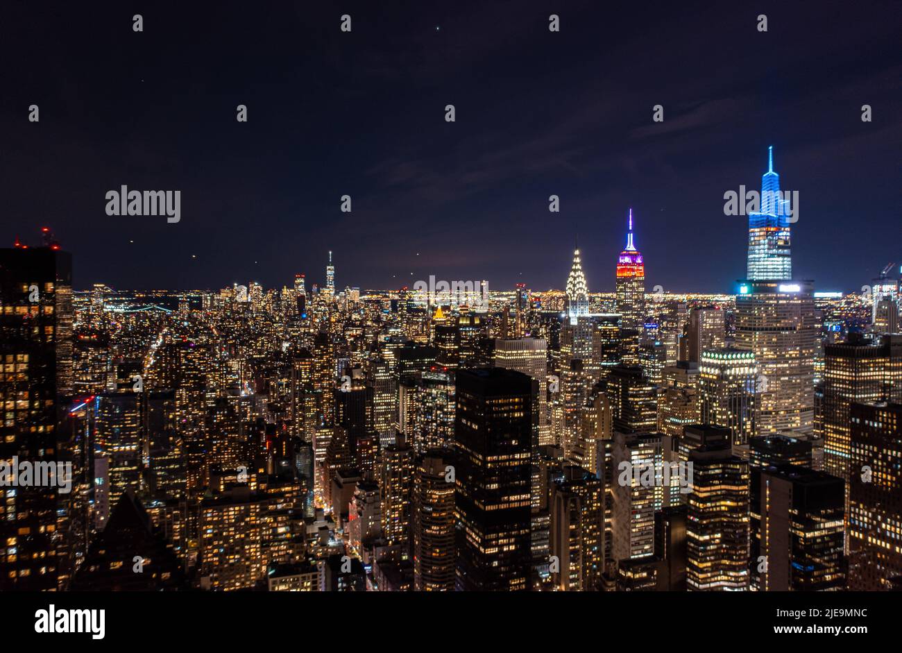 Bunte Spitzen auf berühmten Wolkenkratzern, Chrysler, Empire State und One Vanderbilt. Tolle nächtliche City-Szene. Manhattan, New York City, USA Stockfoto