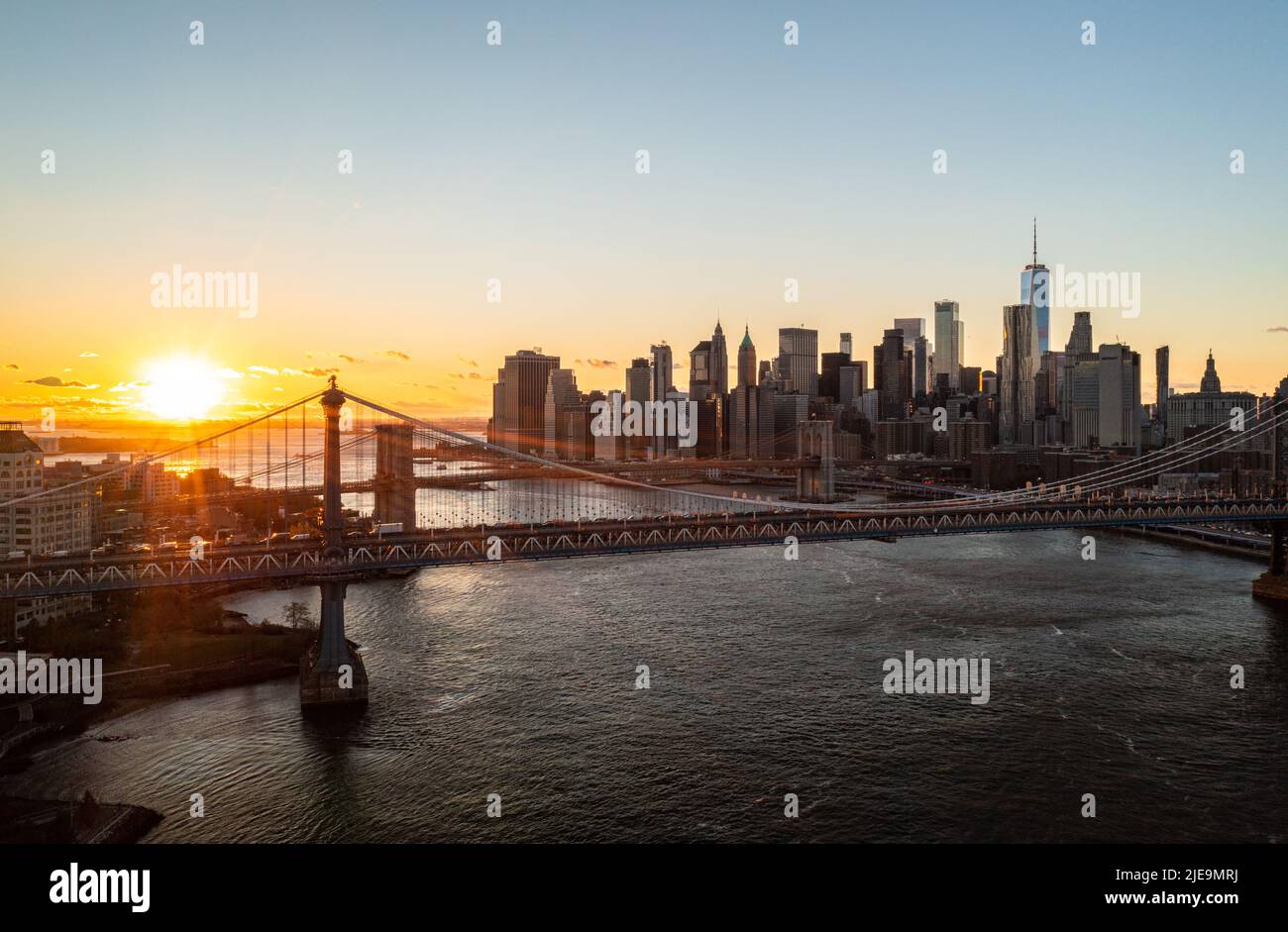 Fantastische romantische Aufnahme der Manhattan Bridge und der Wolkenkratzer von Manhattan vor Sonnenuntergang. Manhattan, New York City, USA Stockfoto