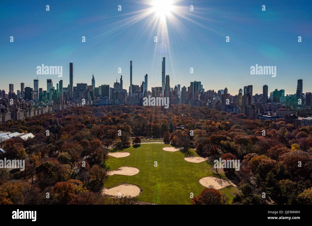 Weite Panoramaaufnahme des Herbstes im Central Park und den umliegenden Hochhäusern vor Sonnenschein. Manhattan, New York City, USA Stockfoto