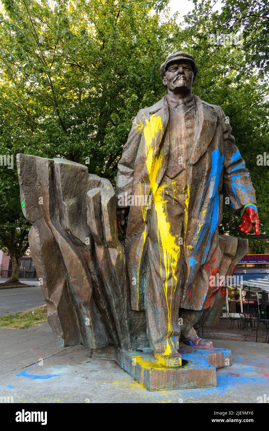 Seattle - 25. Juni 2022; Statue von Lenin im Stadtteil Freemont von Seattle mit Beweisen des politischen Protests wegen des Krieges in der Ukraine Stockfoto