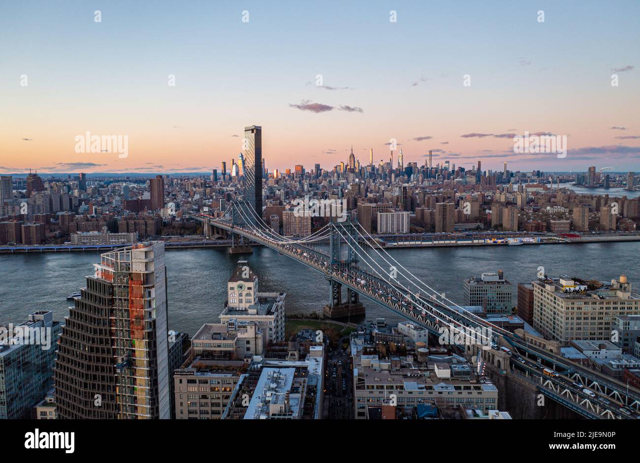 Luftpanorama der Metropole bei Dämmerung. Manhattan Brücke und Reihe von Wolkenkratzern in der Ferne. Manhattan, New York City, USA Stockfoto