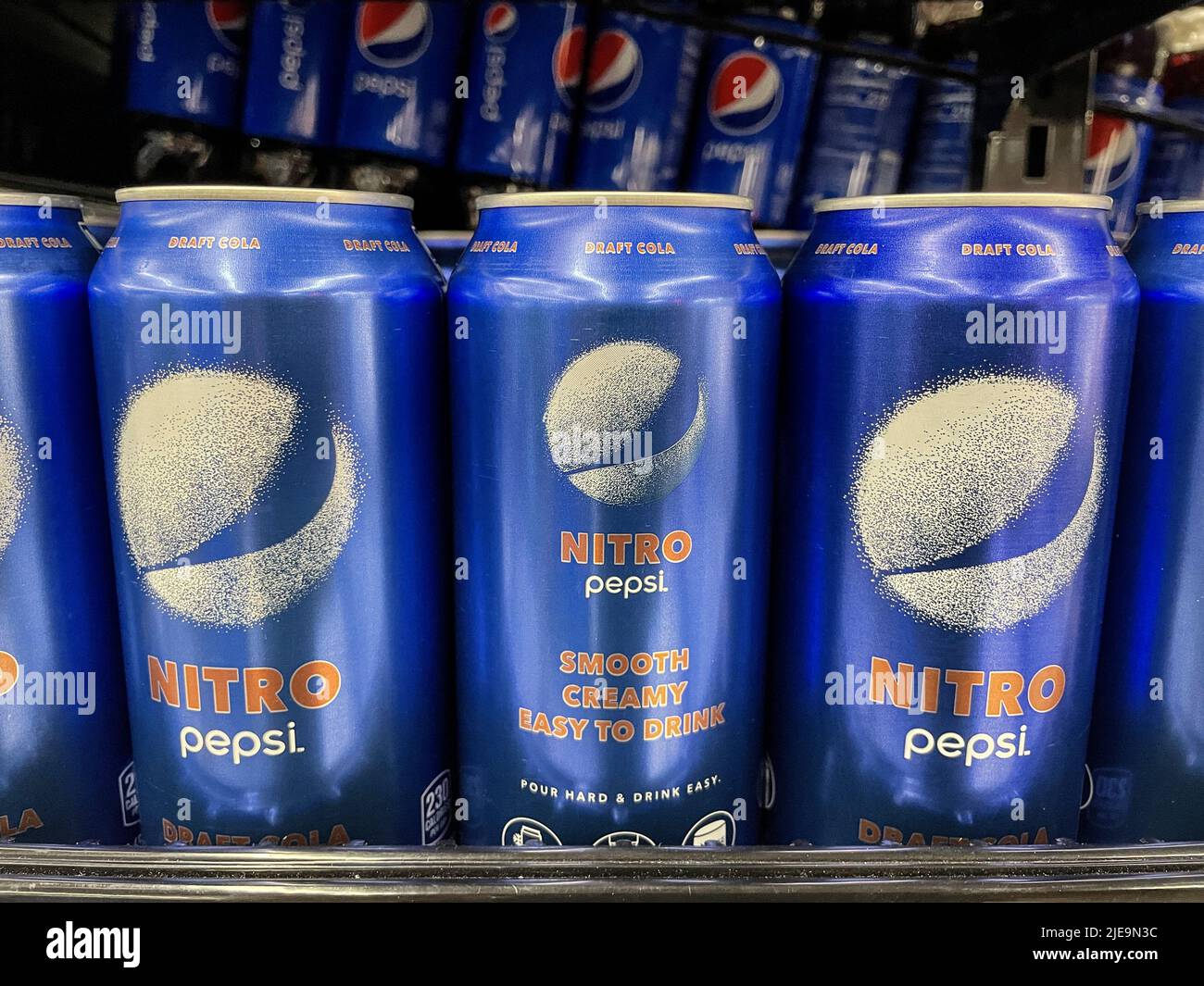 Nitro Pepsi-Display. Nitro Pepsi ist eine spezielle, mit Stickstoff infundiert Cola. Die Zugabe von Stickstoffgas zu Pepsi erzeugt eine einzigartige Textur. Stockfoto