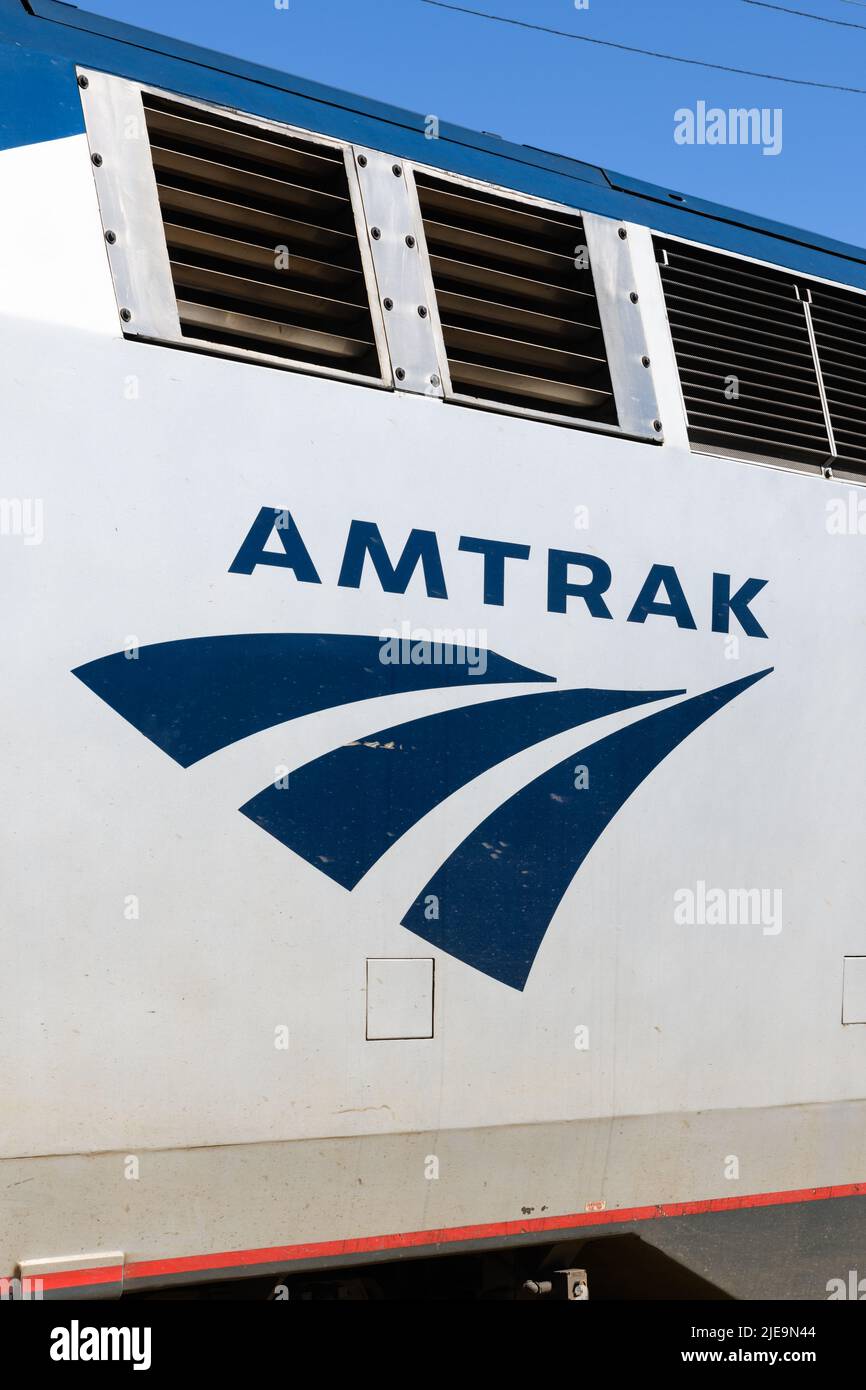 Edmonds, WA, USA - 24. Juni 2022; Amtrak-Logo auf der Seite einer Lokomotive in blau auf silber Stockfoto