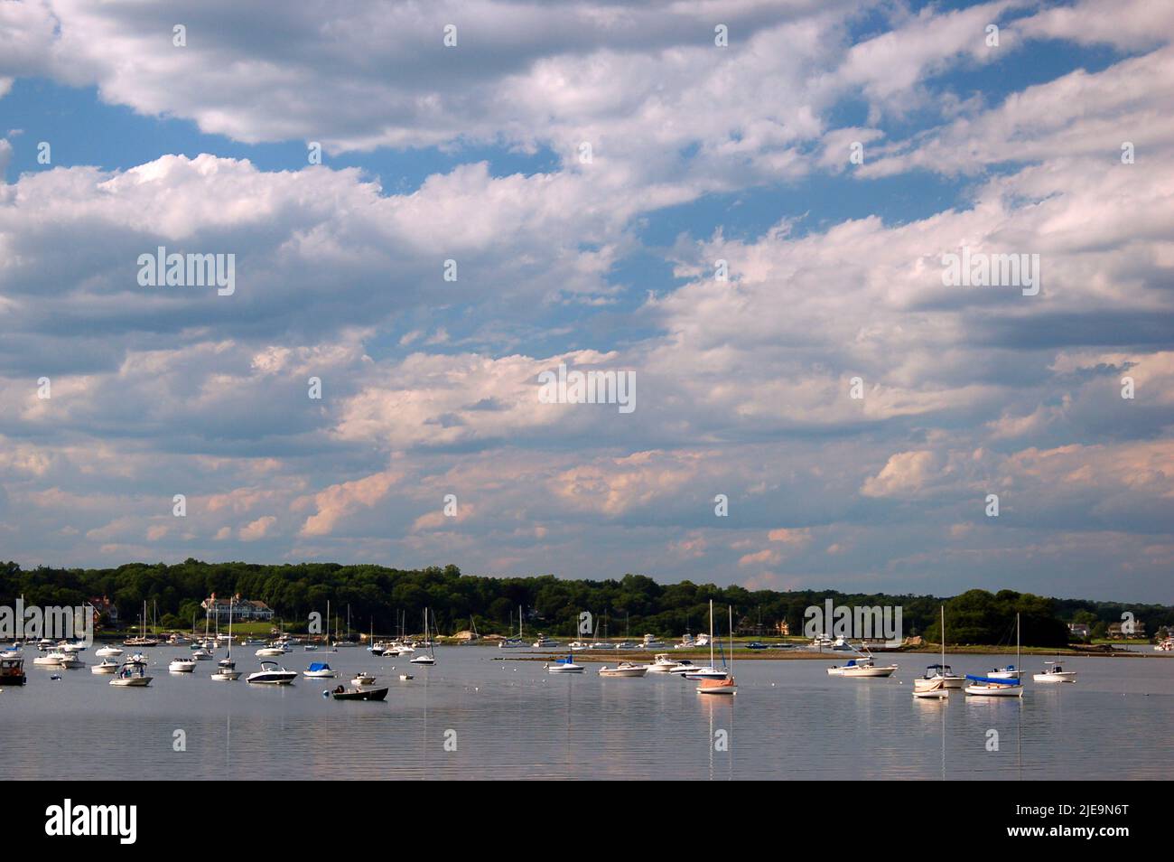 An einem sonnigen Sommertag in der Nähe von Greenwich, Connecticut, liegen Segelboote und Sportboote vor der Küste Stockfoto
