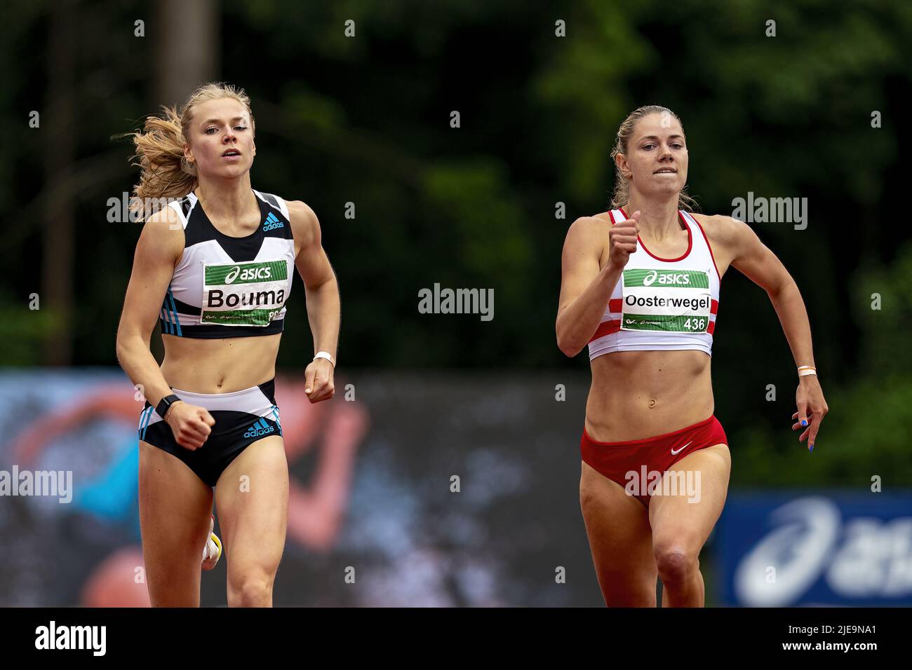 2022-06-26 17:27:12 APELDOORN - Athlet Andrea Bouma und Hanneke Oosterwegel werden niederländische 400 Meter Champion bei den niederländischen Leichtathletik-Meisterschaften. ANP RONALD HOOGENDOORN niederlande Out - belgien Out Stockfoto