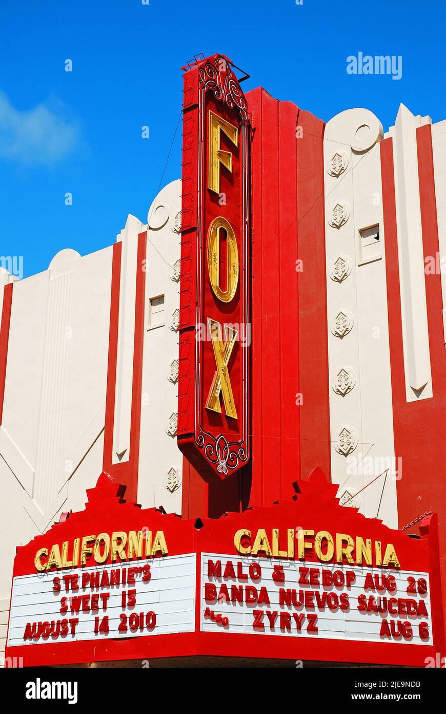 Das Fox Theatre, ein Art déco-Gebäude mit einem großen roten Festzelt, ist das Aufführungs- und Unterhaltungszentrum in Salinas, Kalifornien Stockfoto