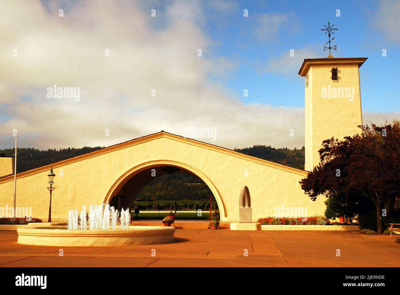 Das Weingut Robert Mondavi im Napa Valley wurde im spanischen kalifornischen Missionsstil erbaut, um die Weinberge und die Weinanbaueinrichtungen zu ergänzen Stockfoto