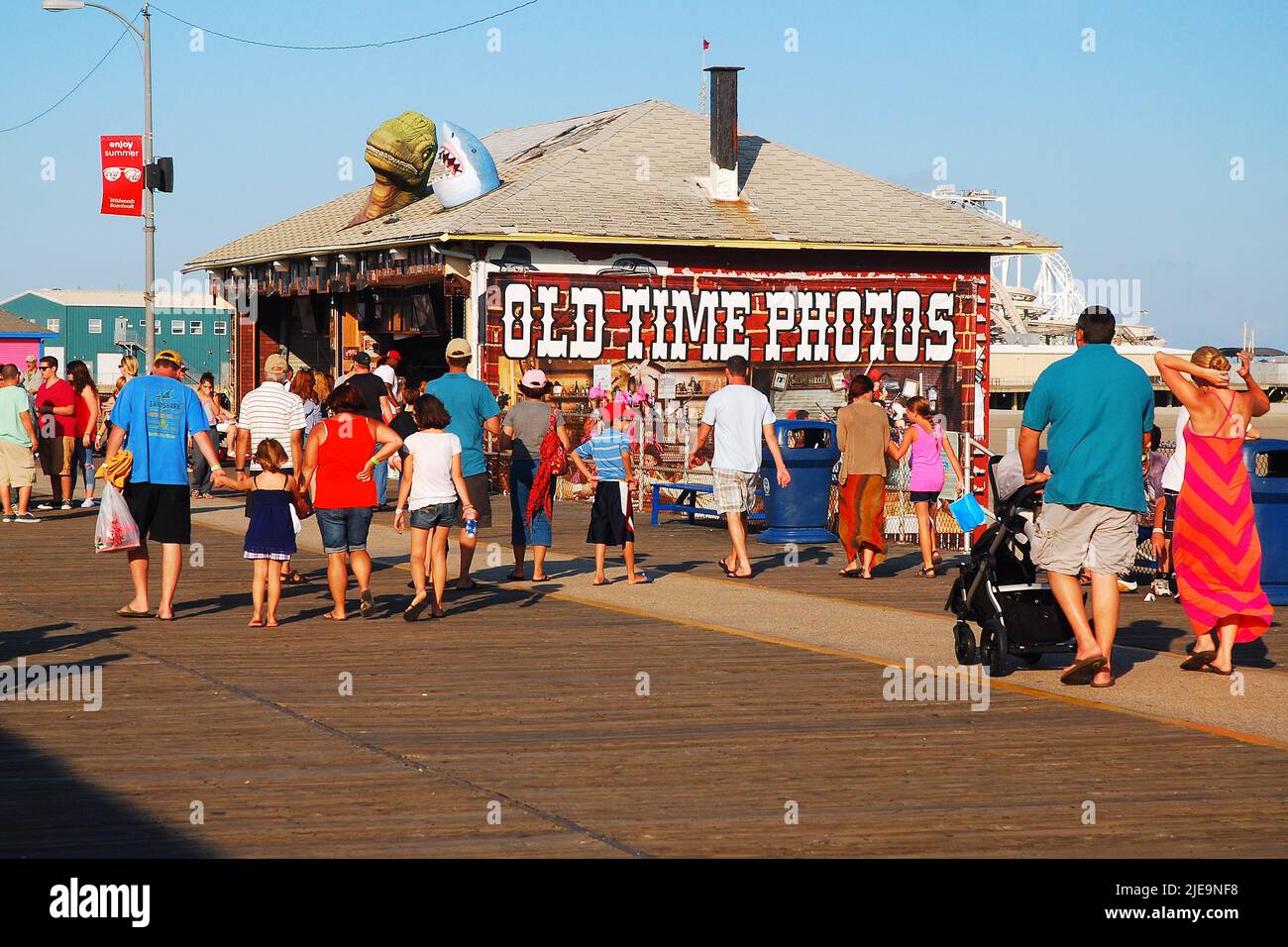 Ein Händler verkauft alte Fotos an diejenigen, die auf dem Wildwood, New Jersey Boardwalk, spazieren gehen und einen Sommerurlaub am Jersey Shore verbringen Stockfoto