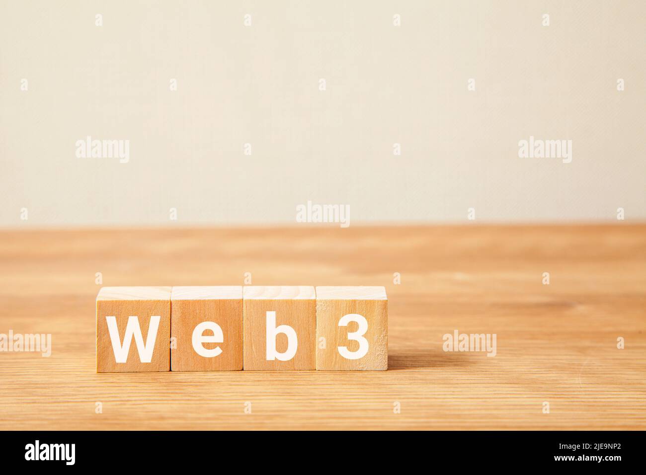 web3 Zeichen. Geschrieben auf vier Holzblöcken. Weiße Buchstaben. Holztisch Hintergrund. Stockfoto