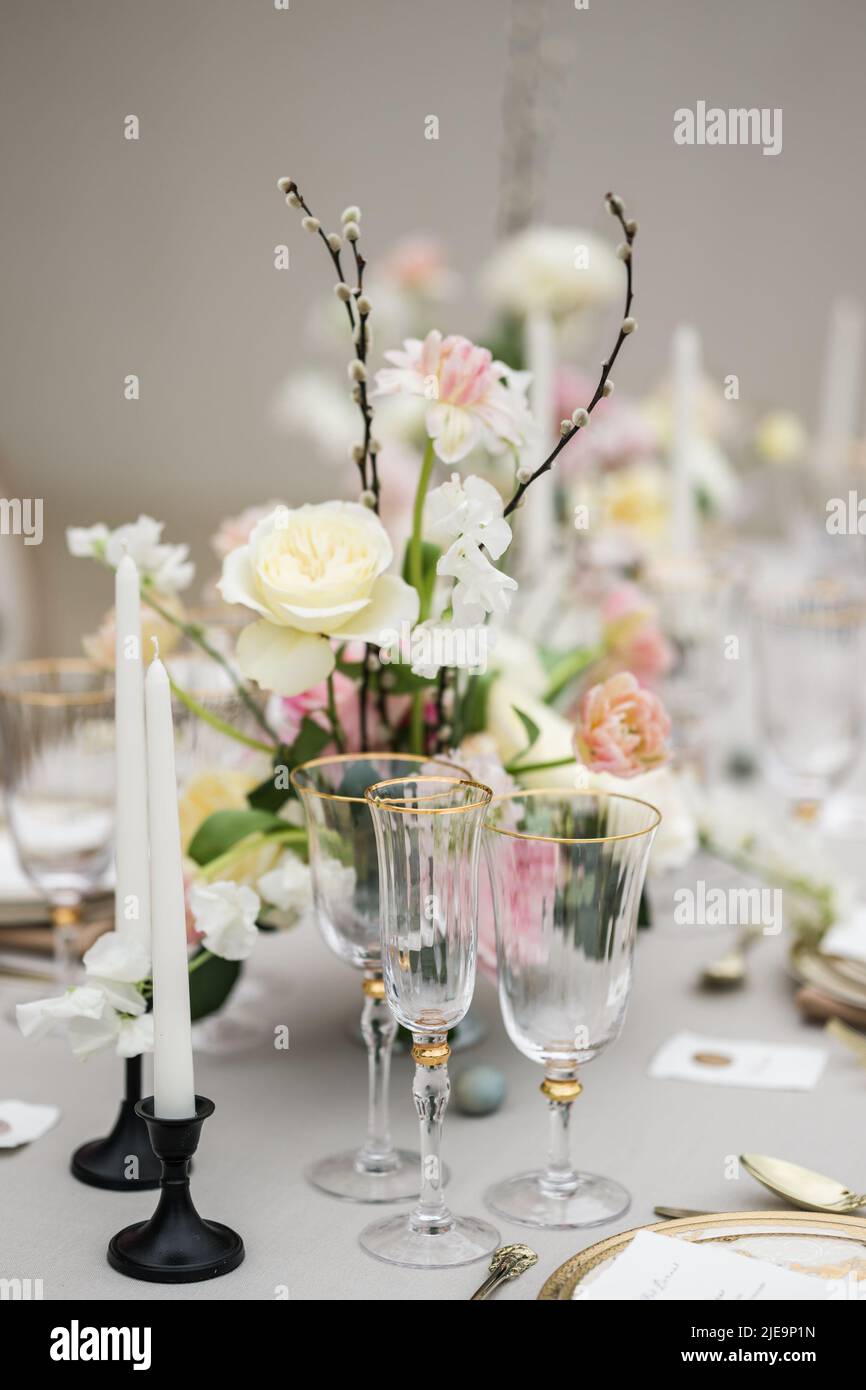 Hochzeits-Tischtuch mit Blumen und Gläsern Stockfoto