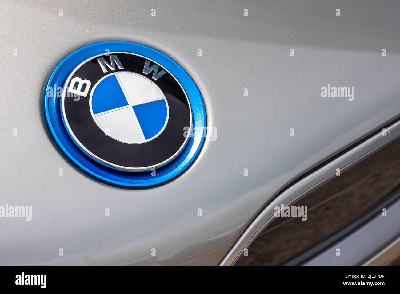 BMW i8 Plug-in Hybrid-Sportwagen-Motorhaube Abzeichen Stockfoto