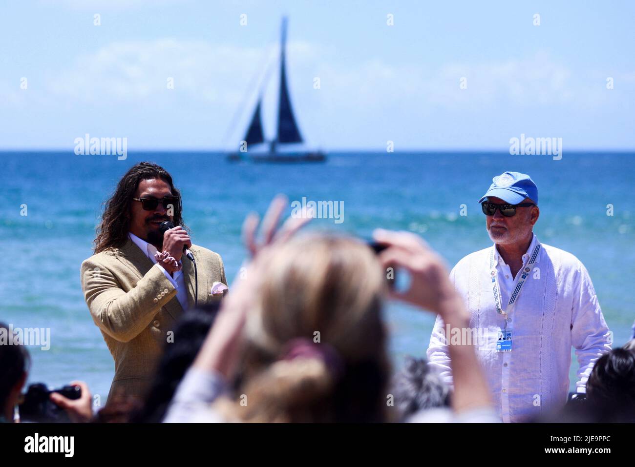 Der amerikanische Schauspieler und Umweltaktivist Jason Momoa und Peter Thomson, der Sondergesandte der Vereinten Nationen für den Ozean, treten vor der UN-Ozeankonferenz in Lissabon, Portugal, am 26. Juni 2022, an einem portugiesischen Strand von Carcavelos auf. REUTERS/Pedro Nunes Stockfoto