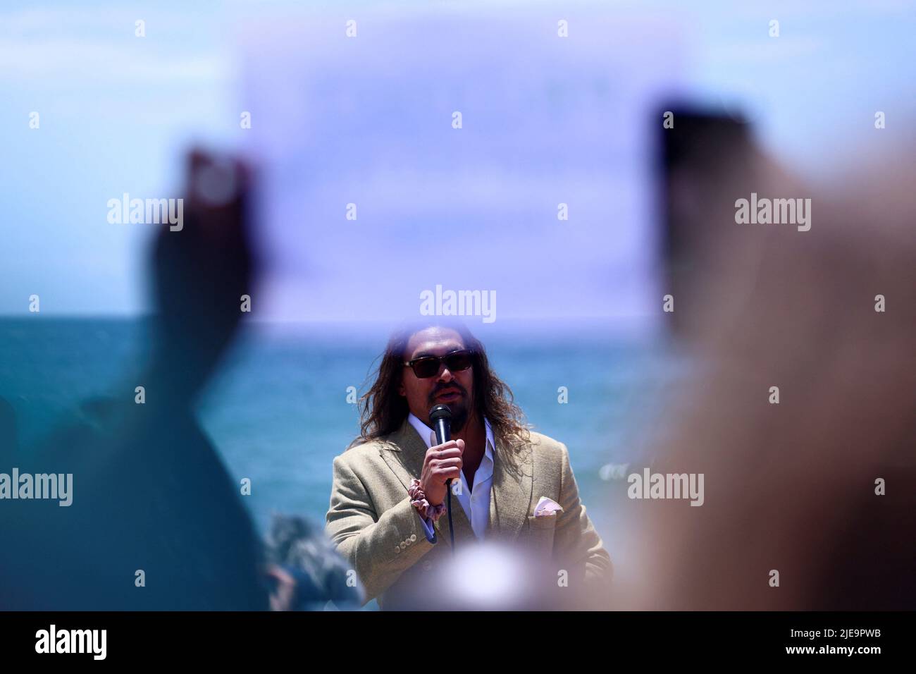 Der amerikanische Schauspieler und Umweltaktivist Jason Momoa tritt vor der Ozeankonferenz der Vereinten Nationen in Lissabon, Portugal, am 26. Juni 2022 an einem portugiesischen Strand von Carcavelos auf. REUTERS/Pedro Nunes Stockfoto