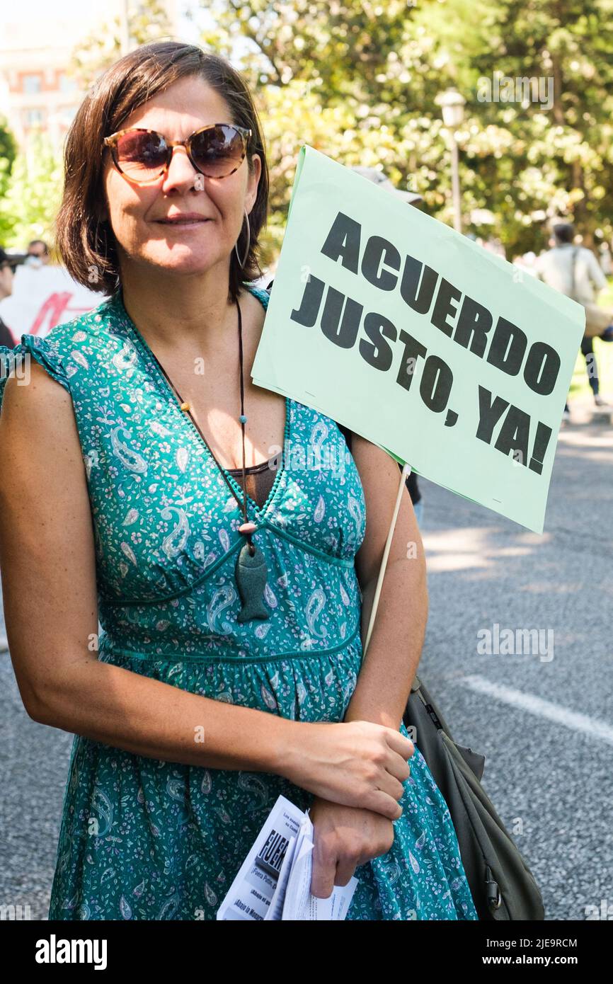 Madrid, Spanien. 26.. Juni 2022. Der Protestierende hält während einer Demonstration ein Plakat mit der Aufschrift „Ich stimme gerade zu“. Die Mobilisierung sollte den Gipfel des Atlantischen Bündnisses in Madrid am 29.. Und 30.. Juni ablehnen. Am Ende des Protestes wurde ein Manifest verlesen, in dem die Auflösung dieses zwischenstaatlichen Militärbündnisses befürwortet wird, das von der Organisation des Nordatlantikvertrags regiert wird. Der NATO-Gipfel fällt mit dem 40.. Jahrestag des Beitritts Spaniens zum Atlantischen Bündnis zusammen und ist der erste, der in Spanien in den letzten 25 Jahren stattfindet. Kredit: SOPA Images Limited/Alamy Live Nachrichten Stockfoto