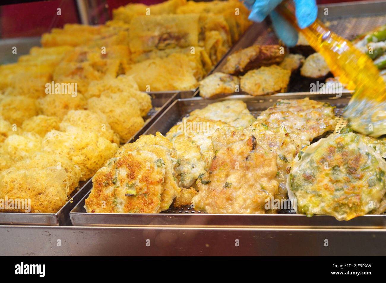 Street Food in Hongkong. Gebratene Gemüse- und Fleischkuchen Stockfoto