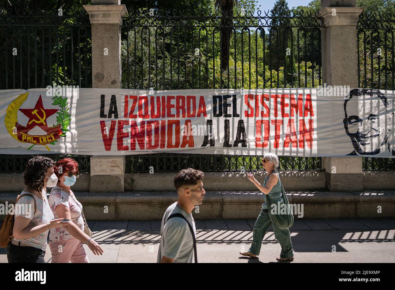 Madrid, Spanien. 26.. Juni 2022. Ein kommunistisches Banner ist auf dem Paseo del Prado in Madrid zu sehen. Protestgruppen gegen die NATO (Organisation des Nordatlantikvertrags) und gegen den Krieg gingen in einer Demonstration auf die Straßen von Madrid. In diesem Jahr ist Madrid der Austragungsort des NATO-Gipfels. Mehrere Gruppen aus ganz Spanien und Europa reisten an, um an der Demonstration teilzunehmen. Kredit: SOPA Images Limited/Alamy Live Nachrichten Stockfoto