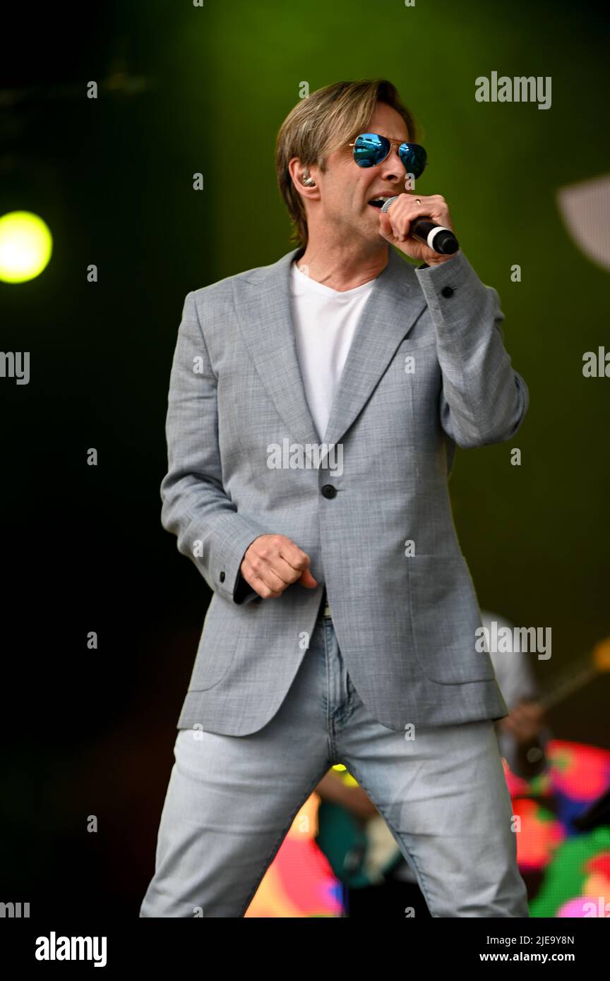 Leeds, Großbritannien. 25.. Juni 2022. Clark Datchler, Sänger von Johnny Hates Jazz, tritt beim Lets Rock Leeds 80s Festival auf. Kredit: SOPA Images Limited/Alamy Live Nachrichten Stockfoto