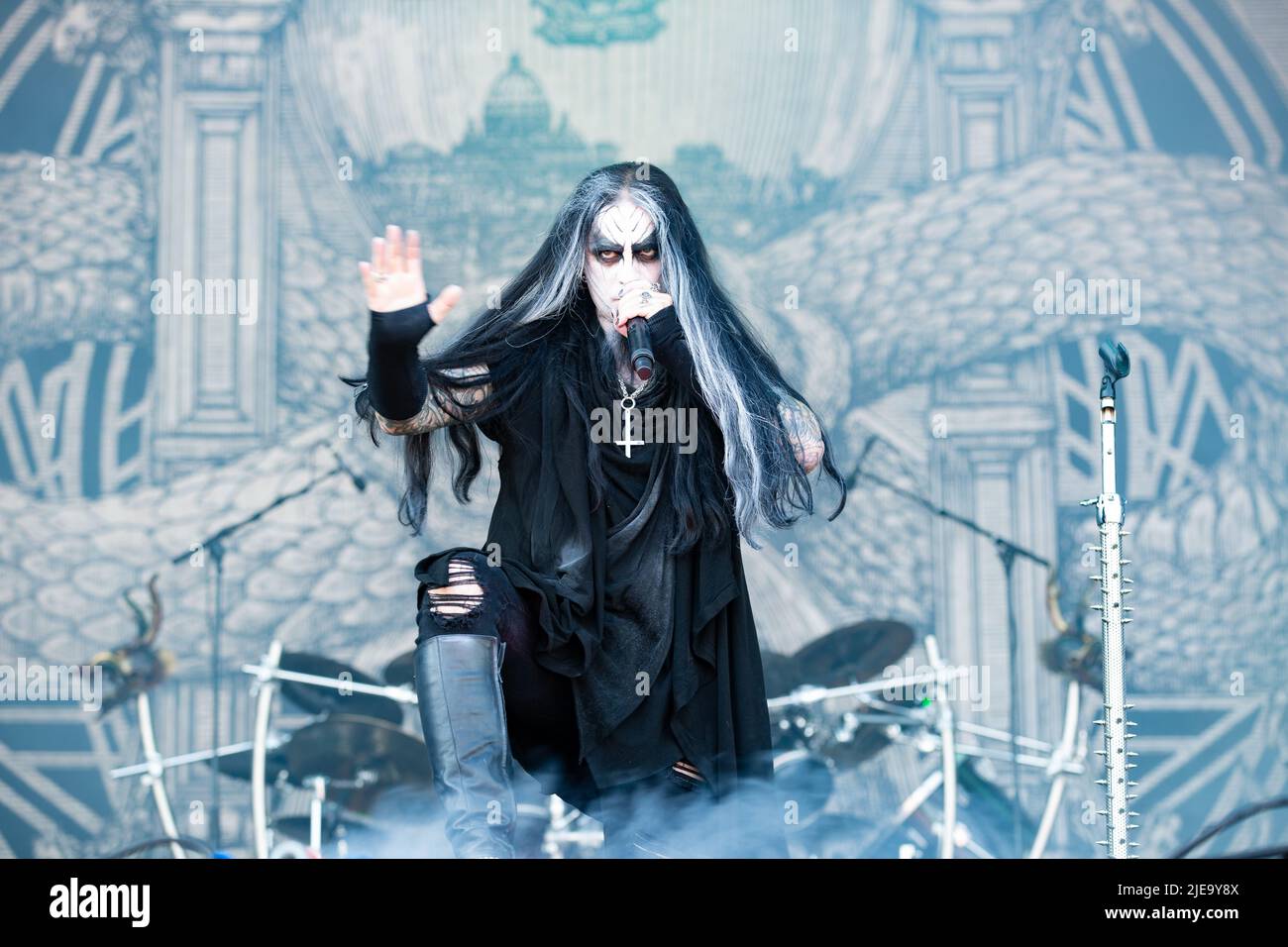 Oslo, Norwegen. 24., Juni 2022. Die norwegische symphonische Black Metal Band Dimmu Borgir gibt ein Live-Konzert während des norwegischen Musikfestivals Tons of Rock 2022 in Oslo. Hier ist Sänger Shagrath live auf der Bühne zu sehen. (Foto: Gonzales Photo - per-Otto Oppi). Stockfoto