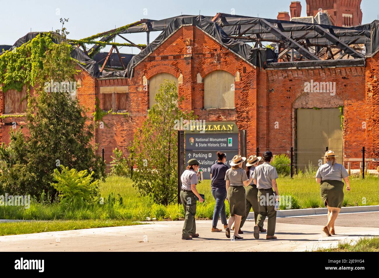 Chicago, Illinois - Mitarbeiter des National Park Service kommen an der noch nicht renovierten hinteren Auferungswerkstatt im Pullman National Monument vorbei. Es ist der Ort von Stockfoto