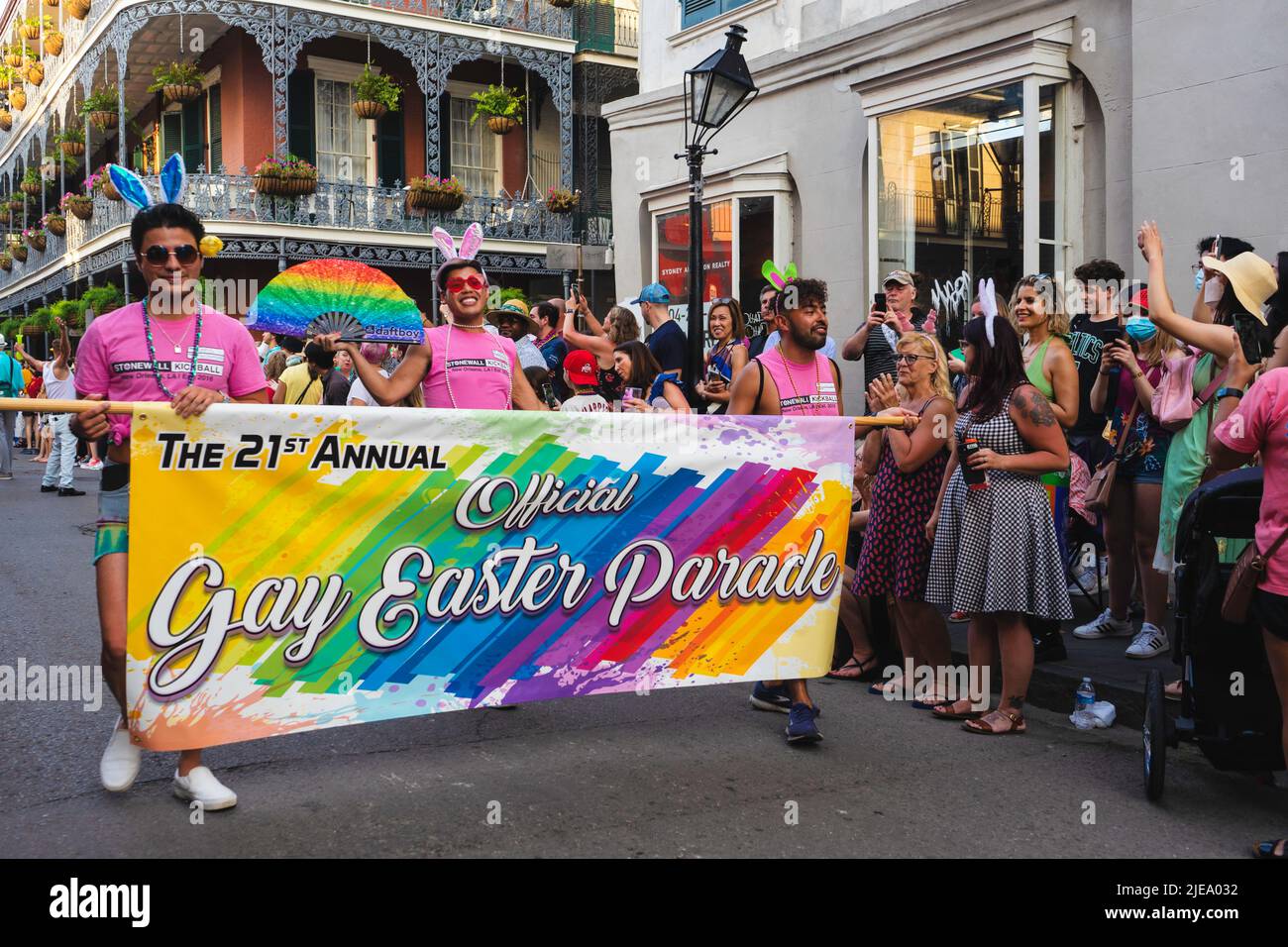 Offizielle jährliche Gay Easter Parade 2022 in Royal Street, New Orleans, USA Stockfoto