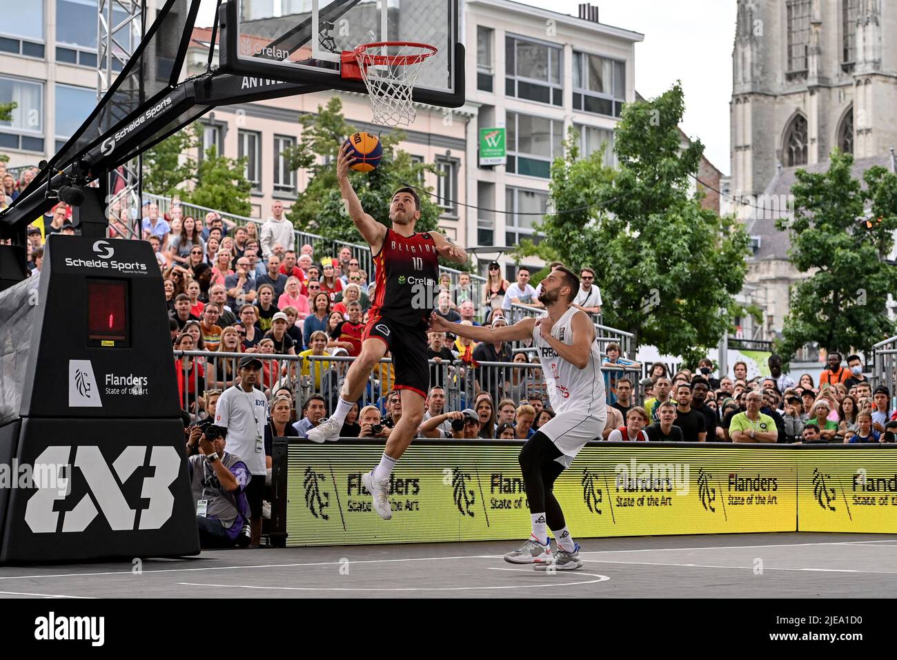 Der belgische Maxime Depuydt und der serbische Dejan Majstorovic, aufgenommen während eines 3x3-Basketballspiels zwischen Serbien und Belgien, im Halbfinale der Männer, bei der Weltmeisterschaft FIBA 2022, Sonntag, 26. Juni 2022, in Antwerpen. Die FIBA 3x3 Basket World Cup 2022 findet vom 21. Bis 26. Juni in Antwerpen statt. BELGA FOTO DIRK WAEM Stockfoto