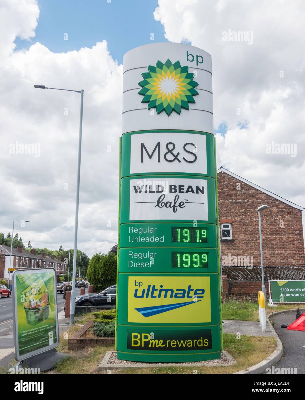 Heaton Mersey, Manchester, Großbritannien 25-6-2022 Diesel kostet 199,9 p, nur weniger als £2 pro Liter, an dieser BP-Tankstelle. Stockfoto