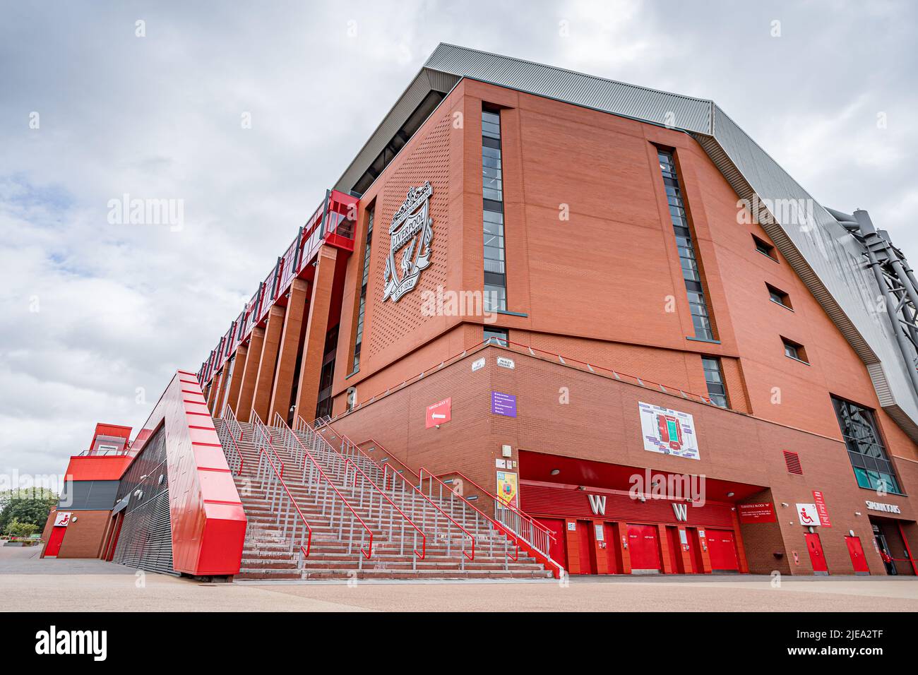 Stufen und Geländer führen zum neuen Hauptstand im Anfield-Stadion, dem Heimstadion des Liverpool Football Club, der im Juni 2022 zu sehen war. Stockfoto