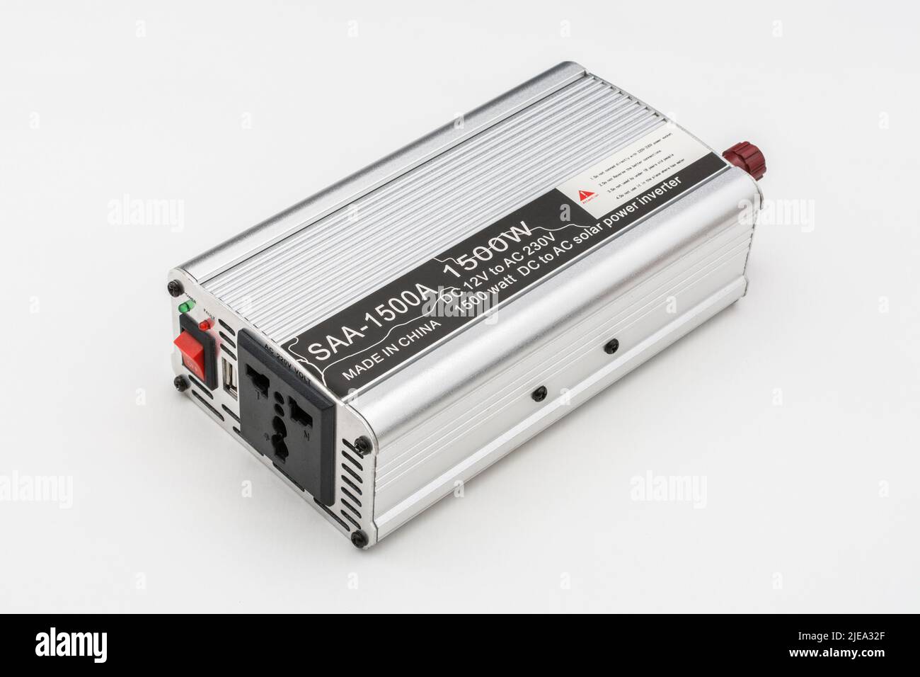 1500W / Watt DC auf AC-Wechselrichter-Einheit hergestellt in China. Roter ein/aus-Schalter und 3-polige Netzsteckdose sichtbar, zusammen mit USB-Ladesteckdose. Stockfoto