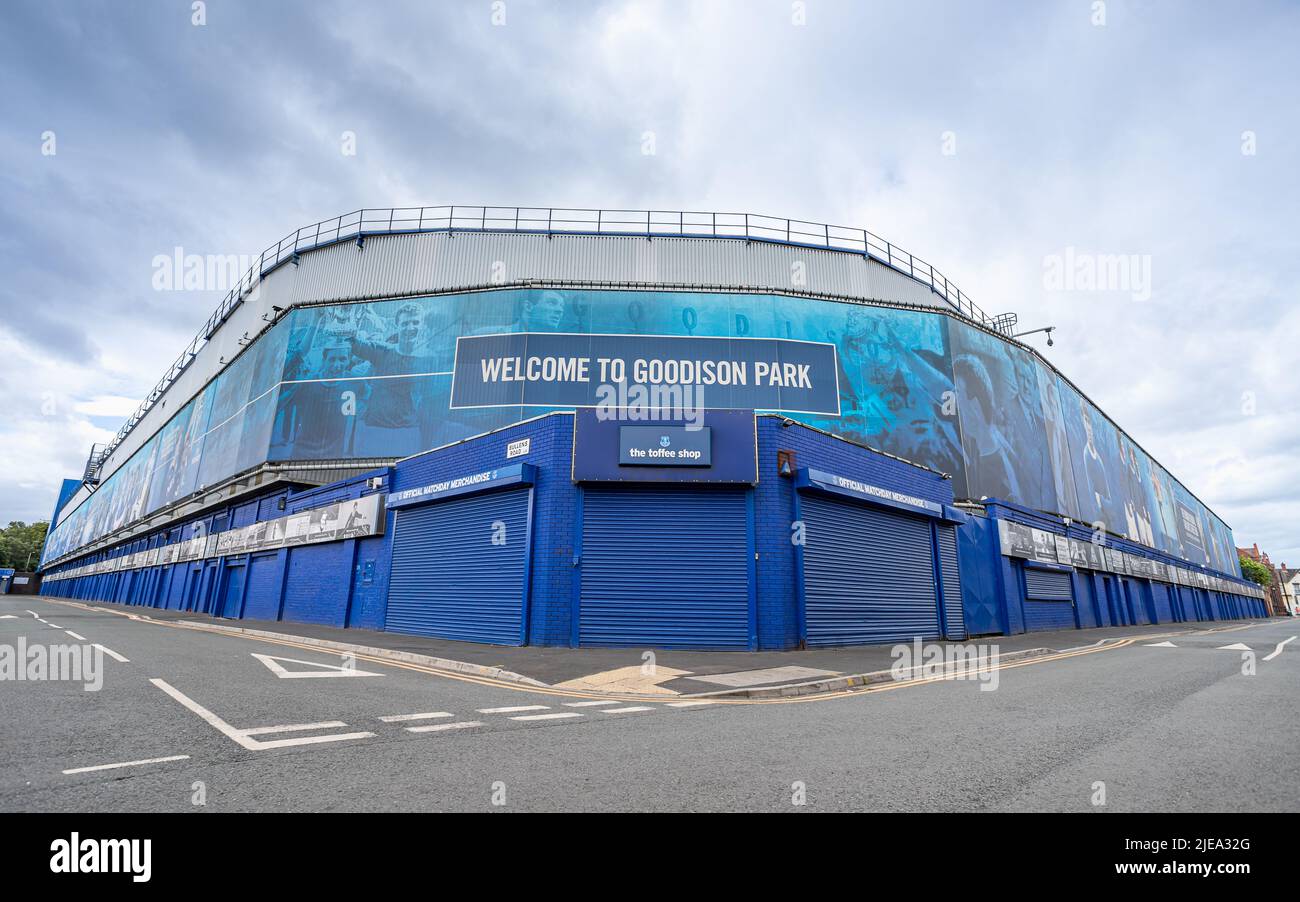 Blick auf das Stadion Goodison Park, Heimstadion des Everton Football Club im Juni 2022 an der Kreuzung von Gwladys Street und Bullens Road. Stockfoto