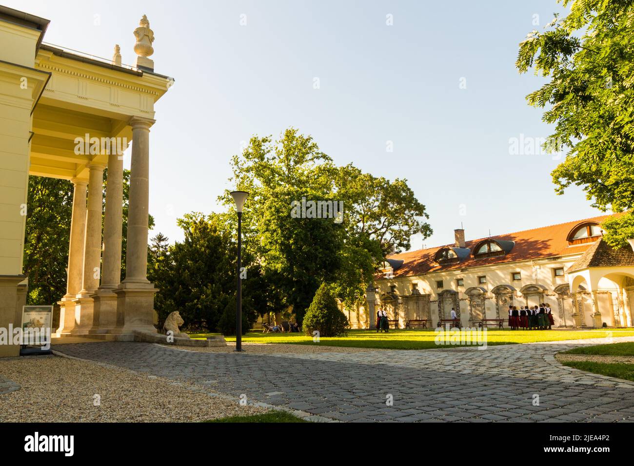 Chor in traditioneller Tracht üben für Soproni Korus Unnep (Chorfestival) im Garten der Lenck-Villa, Sopron, Ungarn Stockfoto