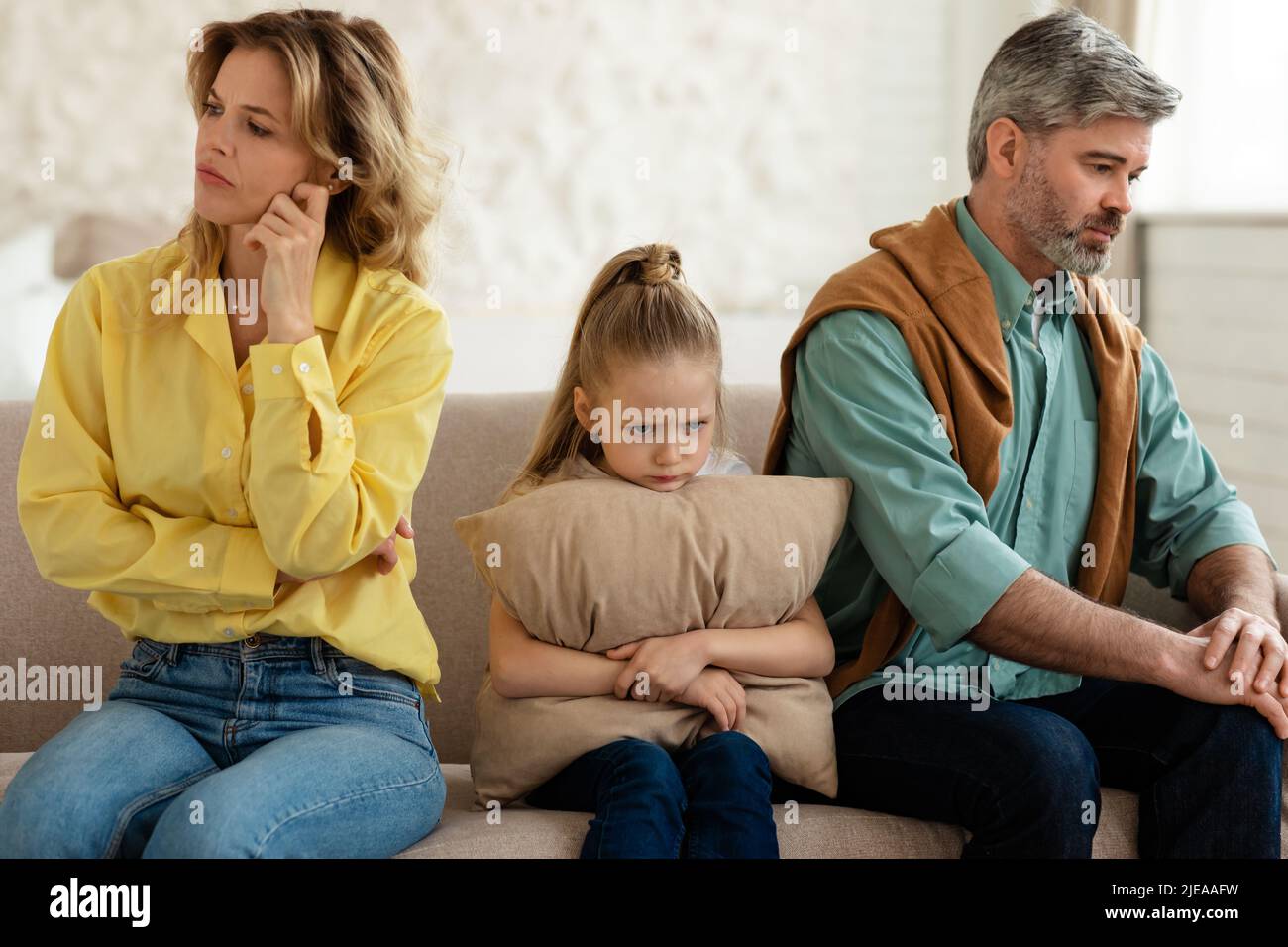 Unglückliche Familie, Die Zusammen Sitzt Und Probleme In Der Beziehung Zu Hause Hat Stockfoto