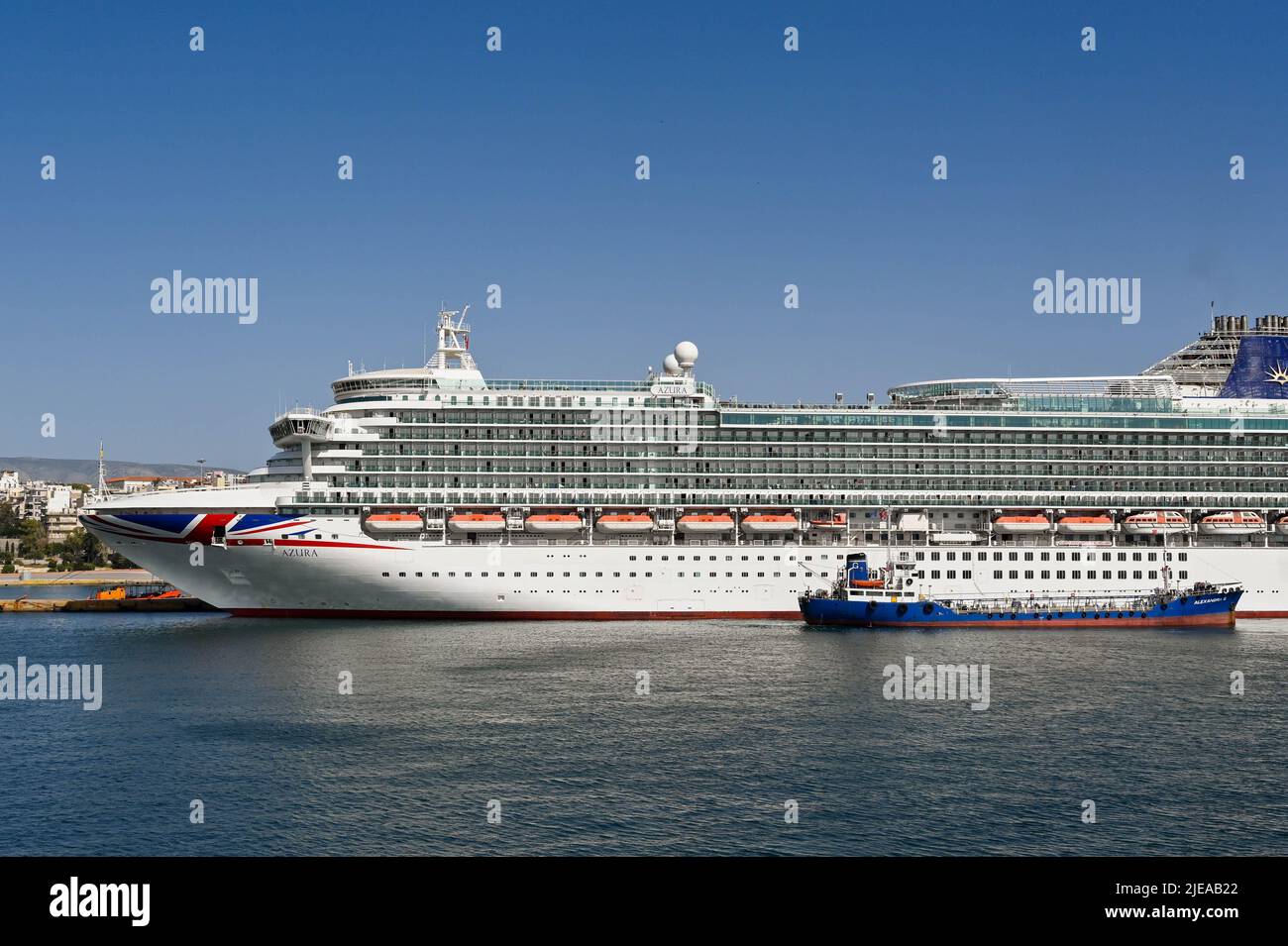 Piräus, Athen, Griechenland - 2022. Juni: Das P&O-Schiff Azura liegt im Hafen von Piräus bei einem Besuch in Athen. Stockfoto
