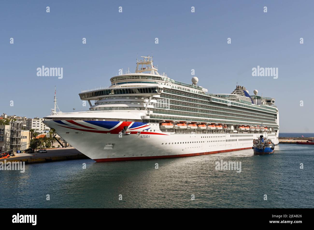 Piräus, Athen, Griechenland - 2022. Juni: Das P&O-Schiff Azura liegt im Hafen von Piräus bei einem Besuch in Athen. Stockfoto