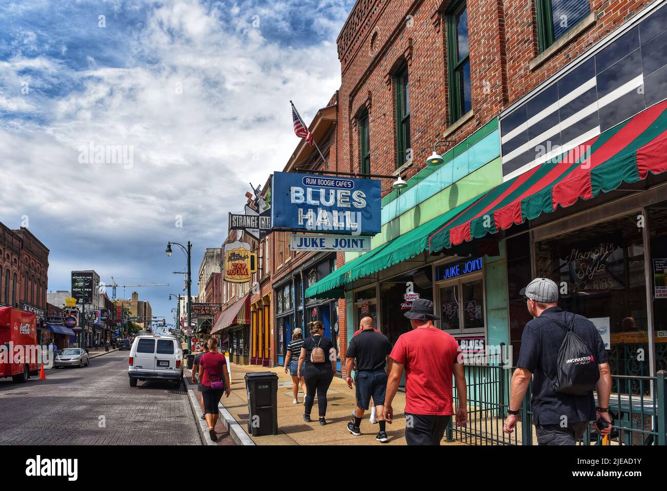 Memphis, TN, USA - 24. September 2019: Restaurants, Geschäfte und Bars entlang der berühmten Beale Street, mit seinen vielen Neonröhren war die Heimat von Stockfoto