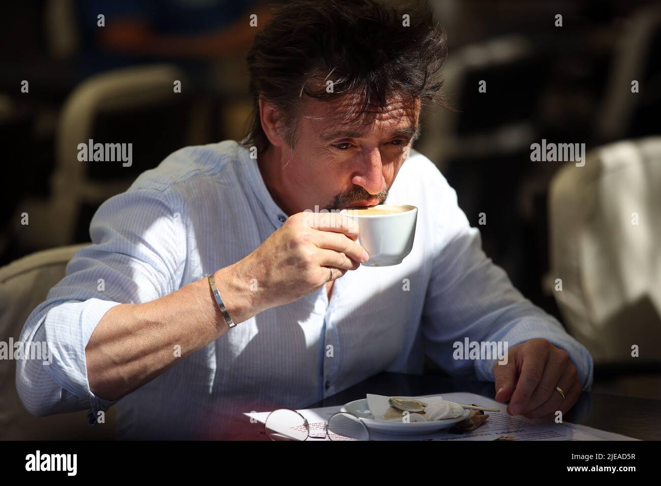 Krakau, Polen. 24.. Juni 2022. Der Star der Grand Tour, Richard Hammond,  nimmt Kaffee auf dem Hauptplatz in Krakau, Polen, während er die Show auf  Tour dreht. Die Grand Tour ist eine