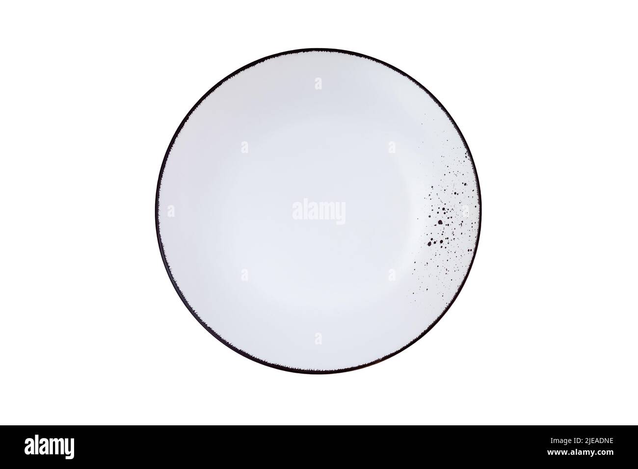 Runder Dessertteller mit braunem Rand isoliert auf weißem Hintergrund. Speicherplatz kopieren. Draufsicht. Grau gepunktete Keramikschale. Modisches, modernes Design Stockfoto