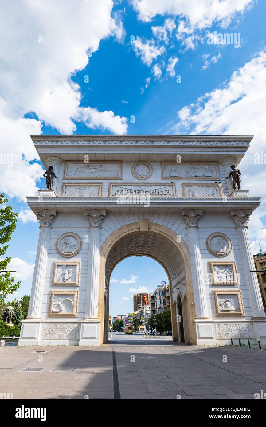 Skopje, Mazedonien - Juni 2022: Skopje Triumph Gate (Porta Macedonia) an der Hauptstraße der Stadt. Arch in Skopje, Nordmakedonien Stockfoto