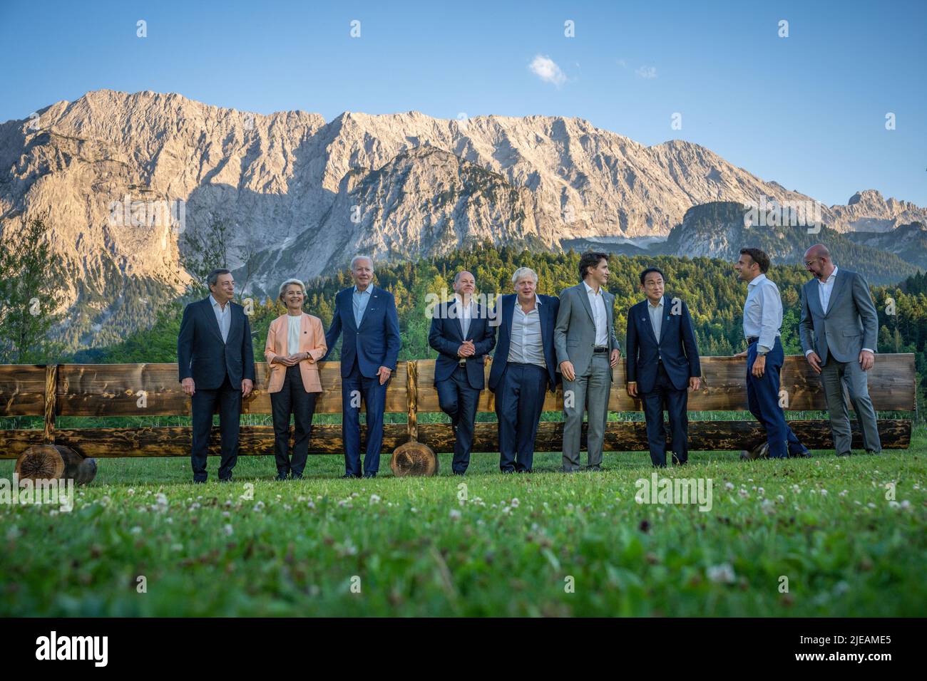 26. Juni 2022, Bayern, Elmau: Die Staats- und Regierungschefs stellten sich nach dem Abendessen beim Treffen G7 auf Schloss Elmau auf die Bank von "Merkel - Obama" zu einem informellen Gruppenfoto. Mario Draghi, Premierminister von Italien, Ursula von der Leyen, EU-Kommissionspräsident, US-Präsident Joe Biden, Bundeskanzler Olaf Scholz (SPD), Boris Johnson, Premierminister von Großbritannien, Justin Trudeau, Premierminister von Kanada, Fumio Kishida, Premierminister von Japan, Emmanuel Macron, Präsident von Frankreich, Charles Michel, EU-Ratspräsident. Deutschland ist Gastgeber des Gipfels der wirtschaftlich starken Demokratien G7. Am ersten Tag von Stockfoto
