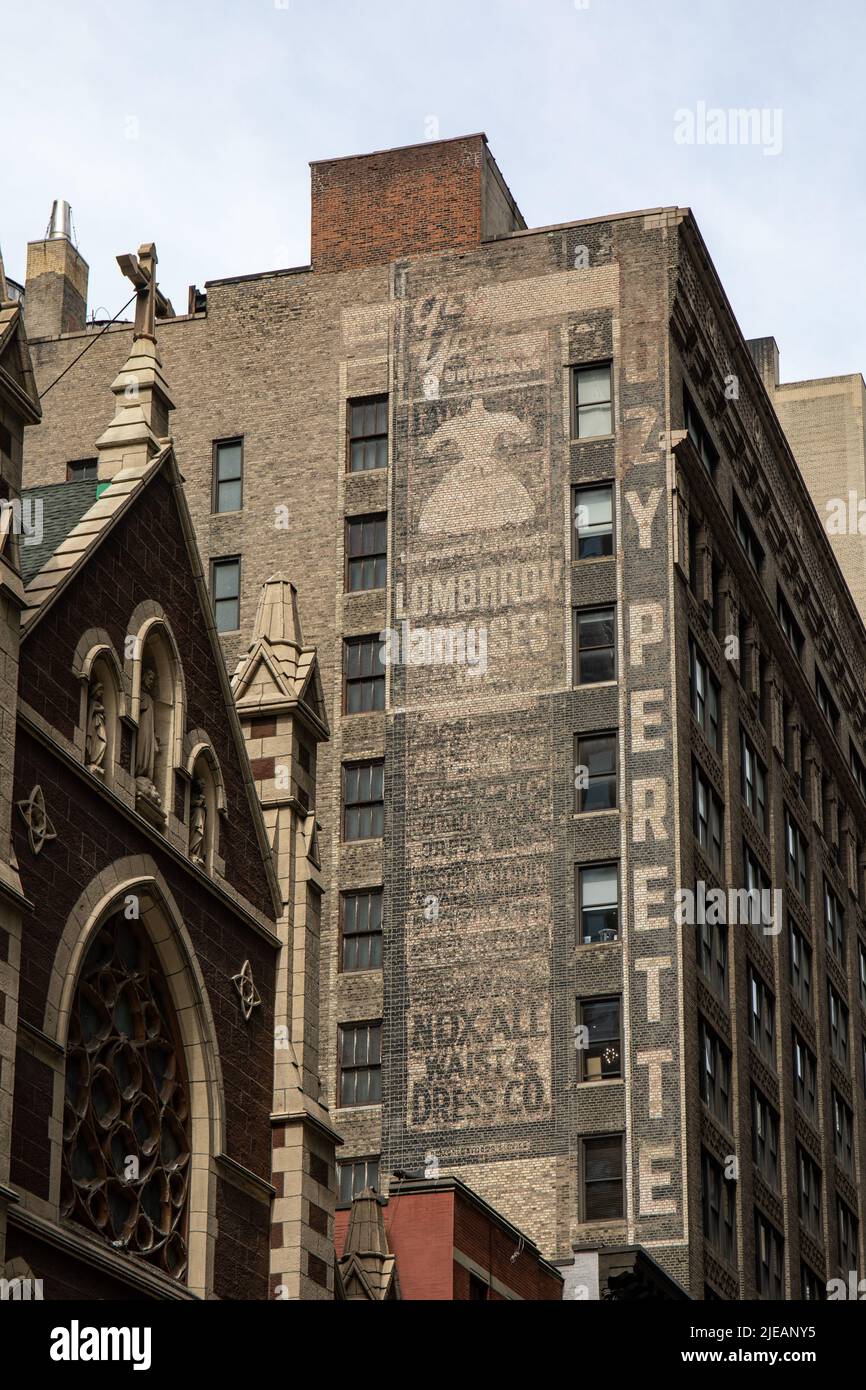 Lombardei Kleider Geisterwerbung oder Geisterbild auf 37. Street in Midtown Manhattan, New York City, Vereinigte Staaten von Amerika Stockfoto
