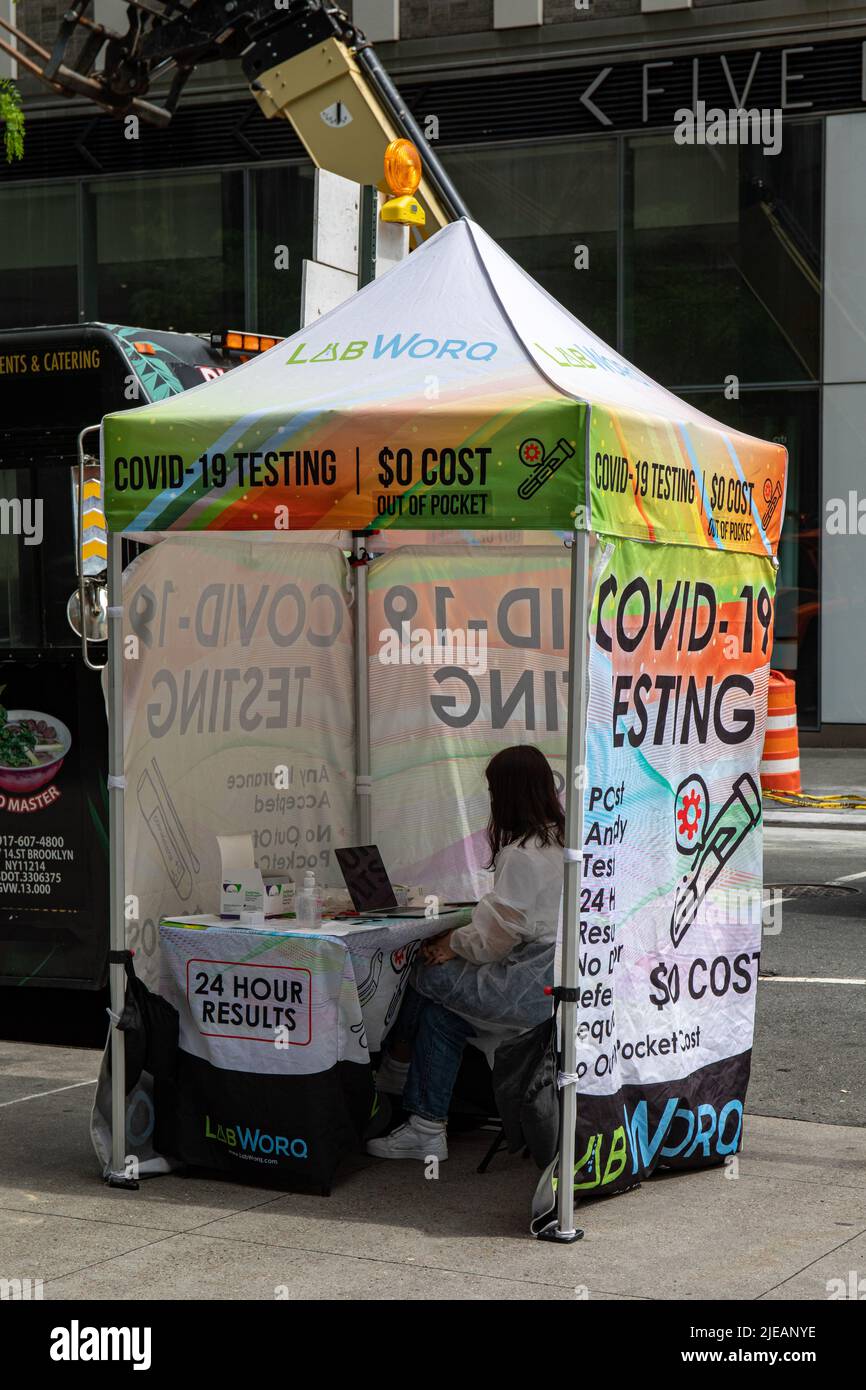 Labworq Covid-19 Zelt für mobile Testeinheit in Midtown Manhattan, New York City, Vereinigte Staaten von Amerika Stockfoto