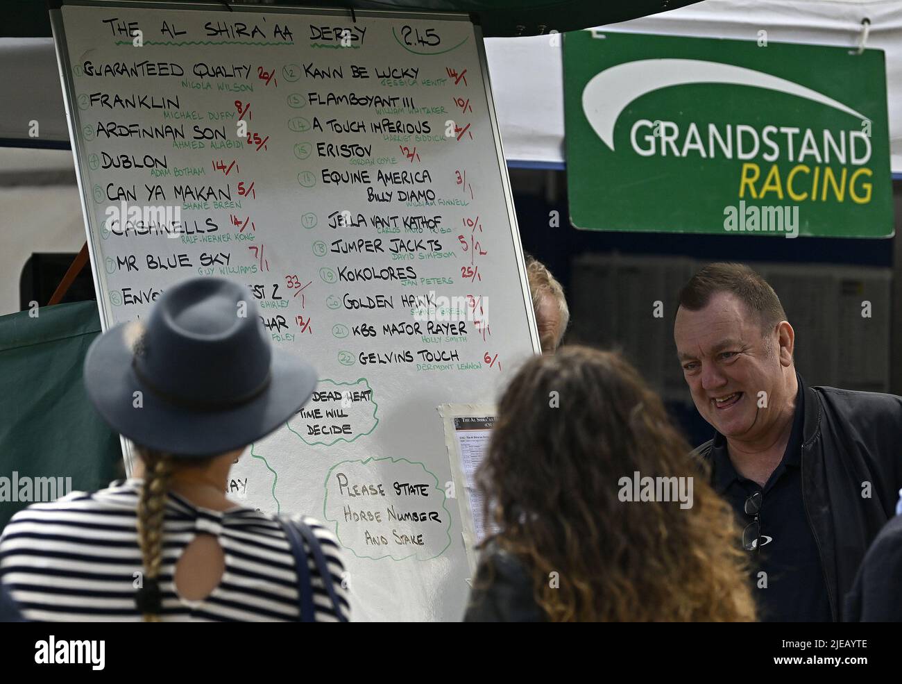 Hassocks, Großbritannien. 26.. Juni 2022. 26. Juni 2022. Das Al Shira'aa Hickstead Derby Meeting. Tribünenrennen mit Wetten auf die Al Shira'aa Derby-Läufer während der Doney Championship. Kredit: Sport In Bildern/Alamy Live Nachrichten Stockfoto