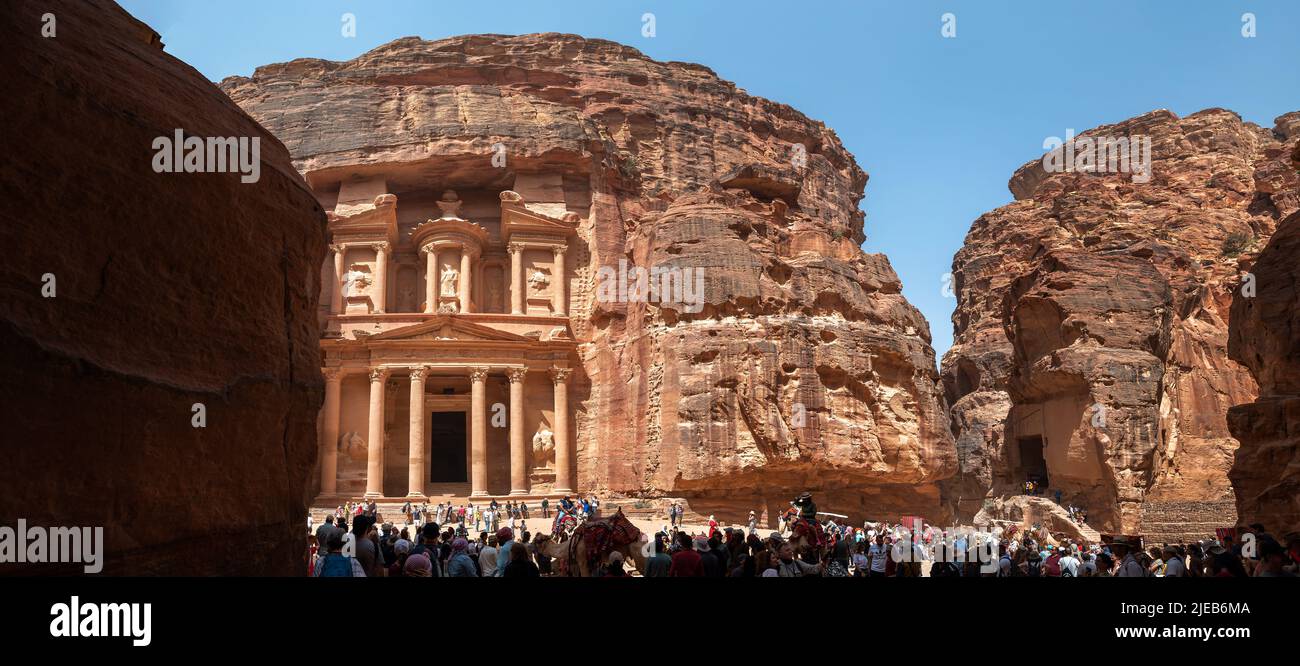 Petra, Jordanien - 4. Mai 2022: Panoramablick auf die Menschen, die sich vor dem Schatzamt versammelt haben, der Hauptattraktion der antiken Felsstadt Petra in Jordanien Stockfoto