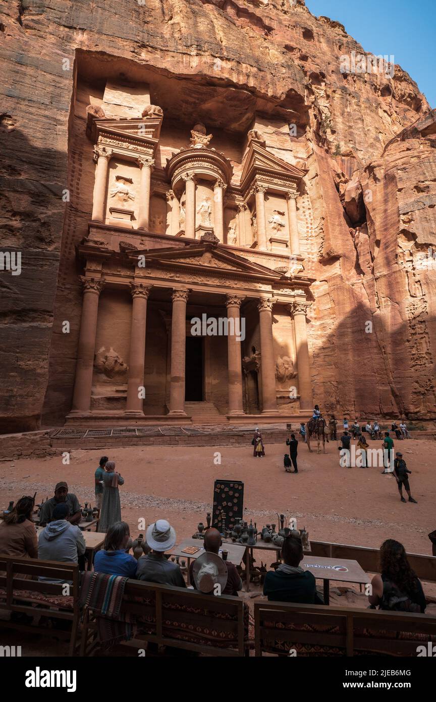 Petra, Jordanien - 4. Mai 2022: Die Menschen versammelten sich vor dem Schatzamt, der Hauptattraktion der antiken Felsstadt Petra in Jordanien in der ehemaligen Hauptstadt Stockfoto