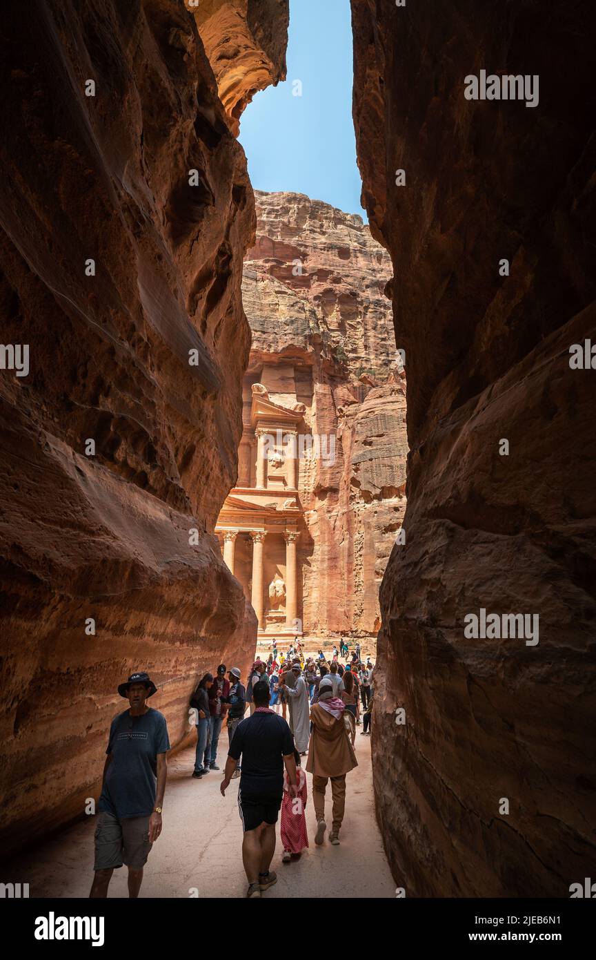 Petra, Jordanien - 4. Mai 2022: Schatzkammer-Blick durch den Siq Canyon in Petra Ancient Rock Cut City in Jordanien. Berühmte archäologische Stätte im Süden Jordaniens Stockfoto