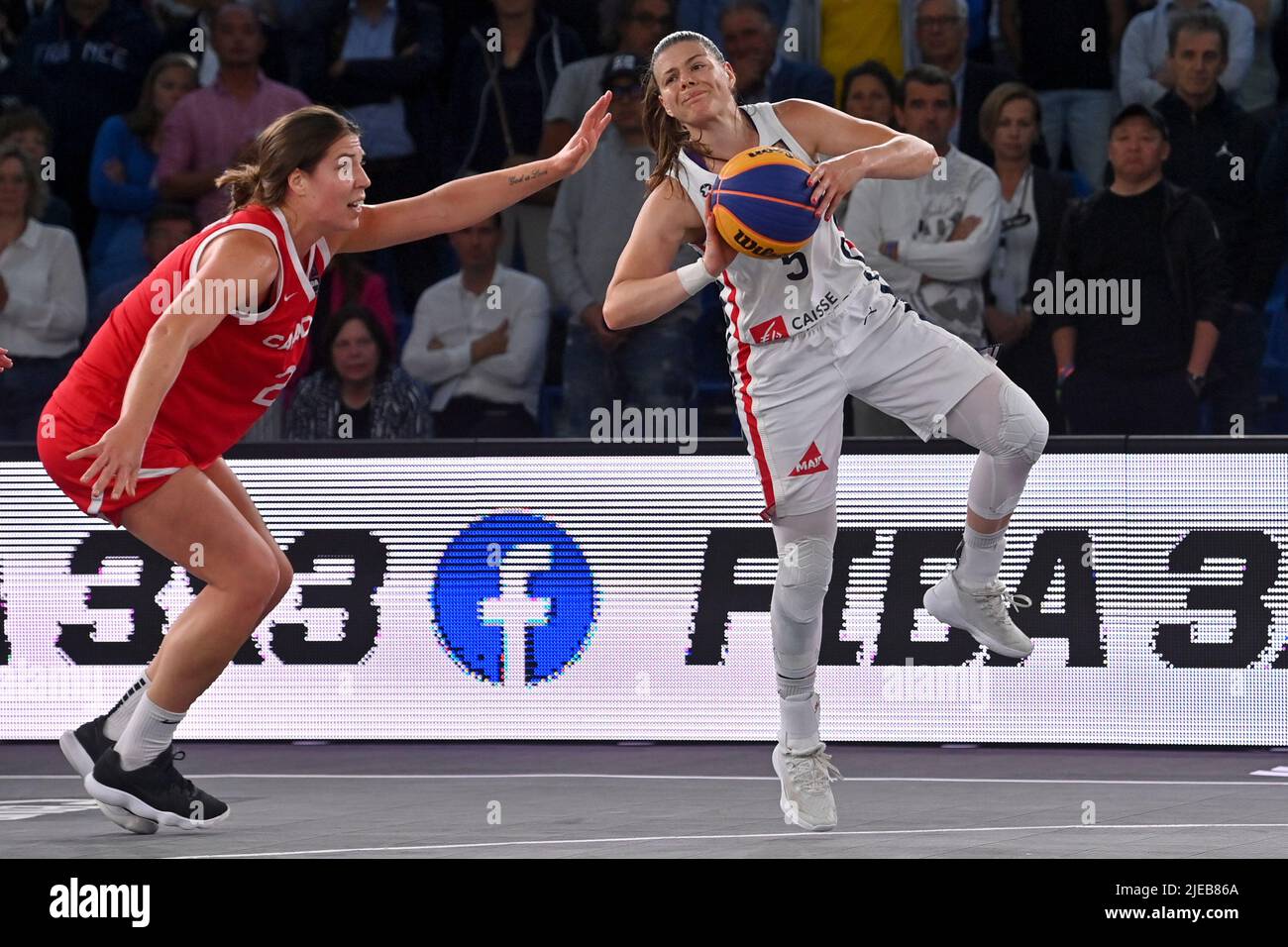 Kanadas Katherine Plouffe und die Französin Marie-Eve Paget, aufgenommen während eines 3x3-Basketballspiels zwischen Frankreich und Kanada, im Damenfinale bei der FIBA 2022-Weltmeisterschaft, Sonntag, 26. Juni 2022, in Antwerpen. Die FIBA 3x3 Basket World Cup 2022 findet vom 21. Bis 26. Juni in Antwerpen statt. BELGA FOTO DIRK WAEM Stockfoto