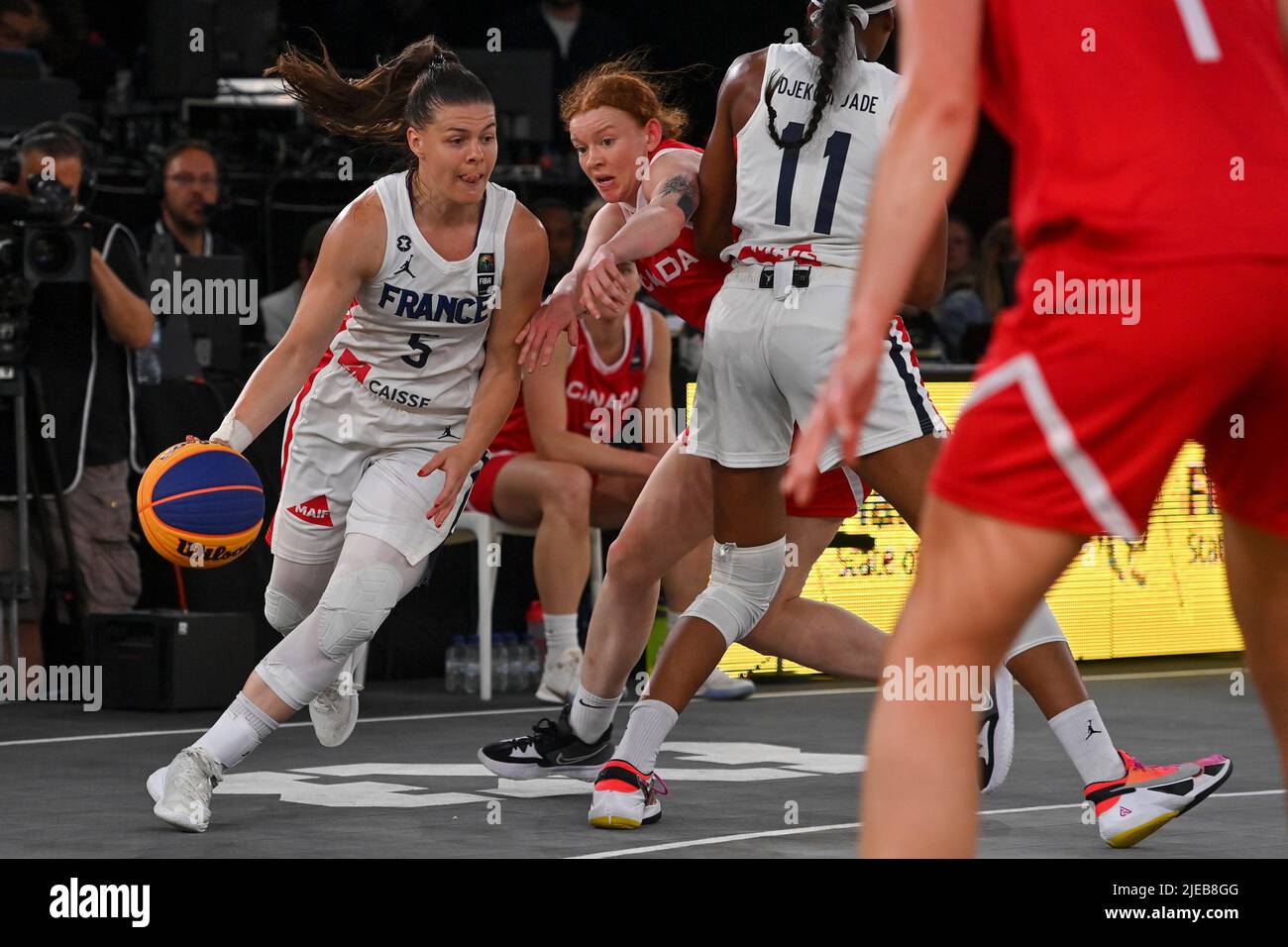 Die französische Marie-Eve Paget wurde während eines 3x3-Basketballspiels zwischen Frankreich und Kanada im Finale der Frauen bei der FIBA 2022-Weltmeisterschaft am Sonntag, 26. Juni 2022 in Antwerpen aufgenommen. Die FIBA 3x3 Basket World Cup 2022 findet vom 21. Bis 26. Juni in Antwerpen statt. BELGA FOTO DIRK WAEM Stockfoto