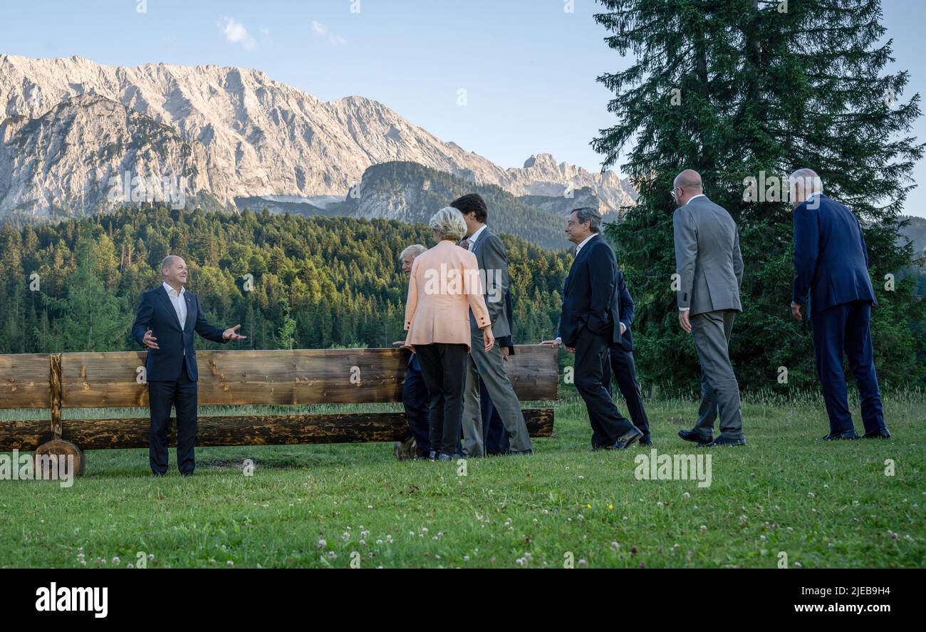 Elmau, Deutschland. 26.. Juni 2022. Bundeskanzler Olaf Scholz (SPD, l) ist der erste, der für das informelle Gruppenfoto eintrifft. Nach dem Abendessen beim Treffen G7 auf Schloss Elmau stellten sich die Staats- und Regierungschefs auf ein informelles Gruppenfoto auf der Bank von „Merkel - Obama“ ein. Deutschland ist Gastgeber des Gipfels der wirtschaftlich starken Demokratien G7. Am ersten Tag des Gipfels werden die globale Wirtschaftslage, der Klimaschutz sowie die Außen- und Sicherheitspolitik mit den Sanktionen gegen Russland diskutiert. Quelle: Michael Kappeler/dpa/Alamy Live News Stockfoto