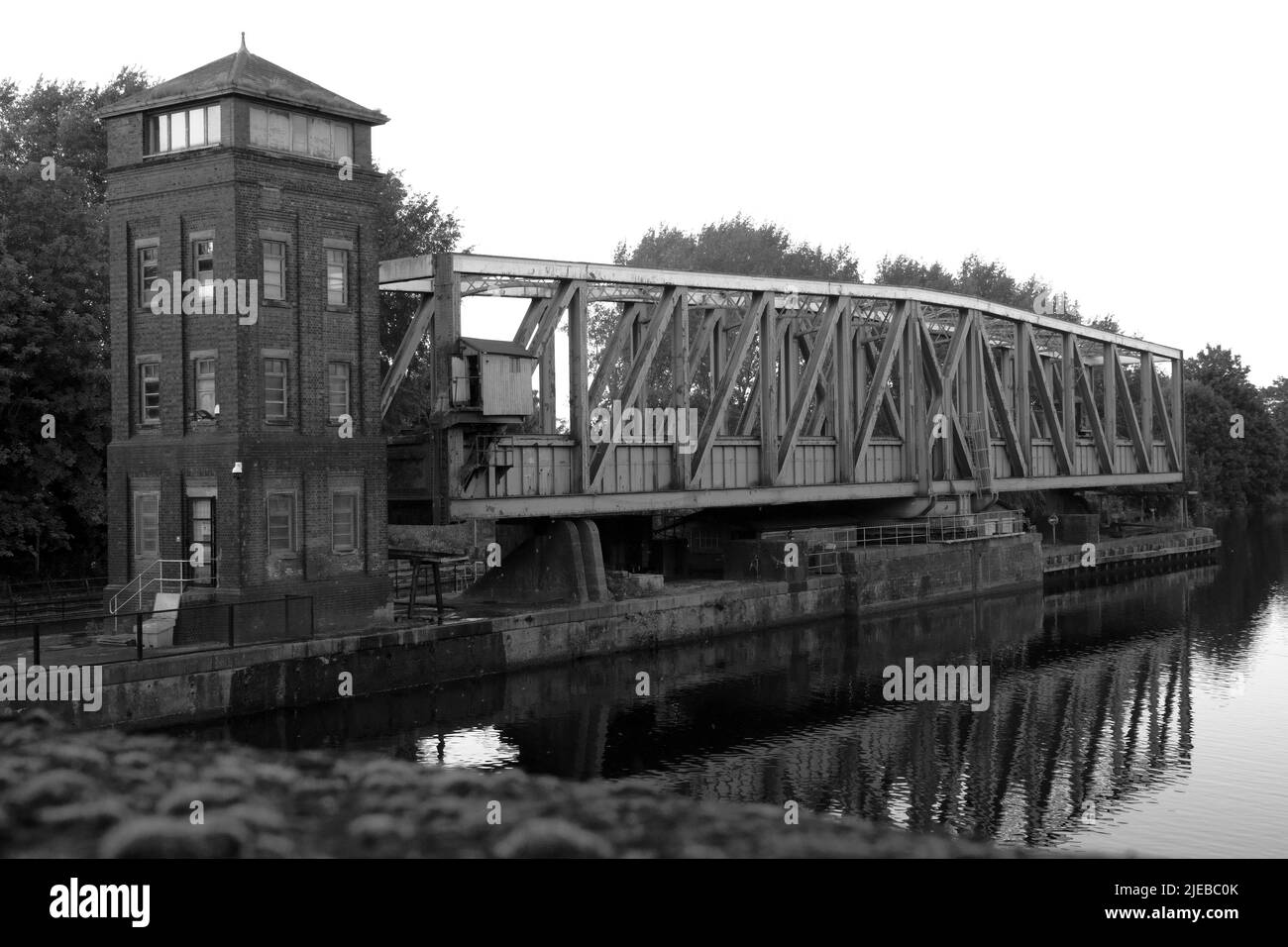 Barton Swing Aquädukt in Schwarz und Weiß, auf dem Bridgewater Canal und dem Manchester Ship Canal Stockfoto