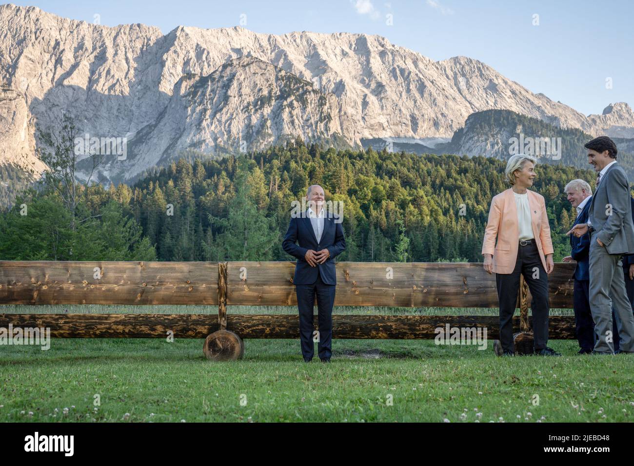 26. Juni 2022, Bayern, Elmau: Bundeskanzler Olaf Scholz (SPD, l) ist der erste, der für das informelle Gruppenfoto eintrifft. Nach dem Abendessen beim Treffen G7 auf Schloss Elmau stellten sich die Staats- und Regierungschefs auf ein informelles Gruppenfoto auf der Bank von „Merkel - Obama“ ein. Deutschland ist Gastgeber des Gipfels der wirtschaftlich starken Demokratien G7. Am ersten Tag des Gipfels werden die globale Wirtschaftslage, der Klimaschutz sowie die Außen- und Sicherheitspolitik mit Sanktionen gegen Russland diskutiert. Ursula von der Leyen, EU-Kommissionspräsident, Boris Johnson (2. v.r.), Premierminister von Großbritannien, Justin Stockfoto
