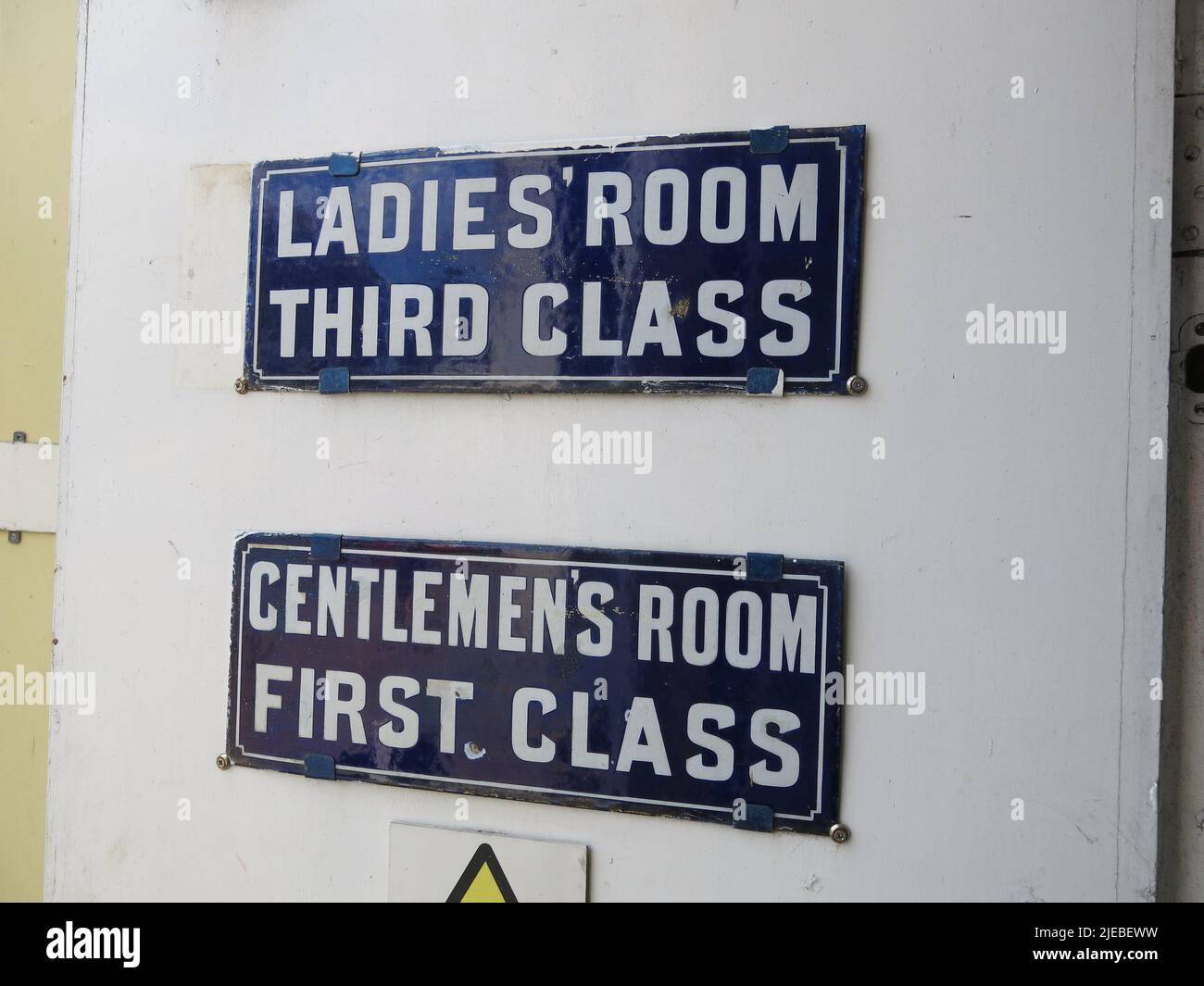 Alte Schilder von alten Bahnhöfen, die weibliche Ungleichheit vermitteln: „Ladies“ Room Third Class“; „Gentlemen's Room First Class“ Stockfoto